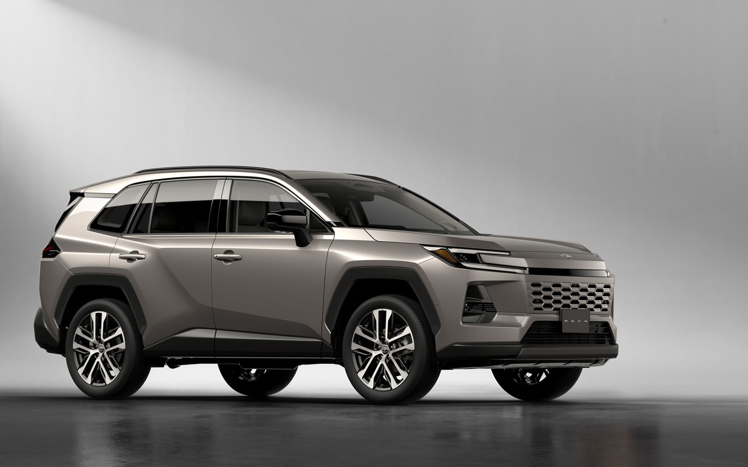 新一代 RAV4 延續「Life is an Adventure」的開發理念，強調不只是城市移動，更是一台能陪你翻山越嶺、追求生活靈感的多功能 SUV。