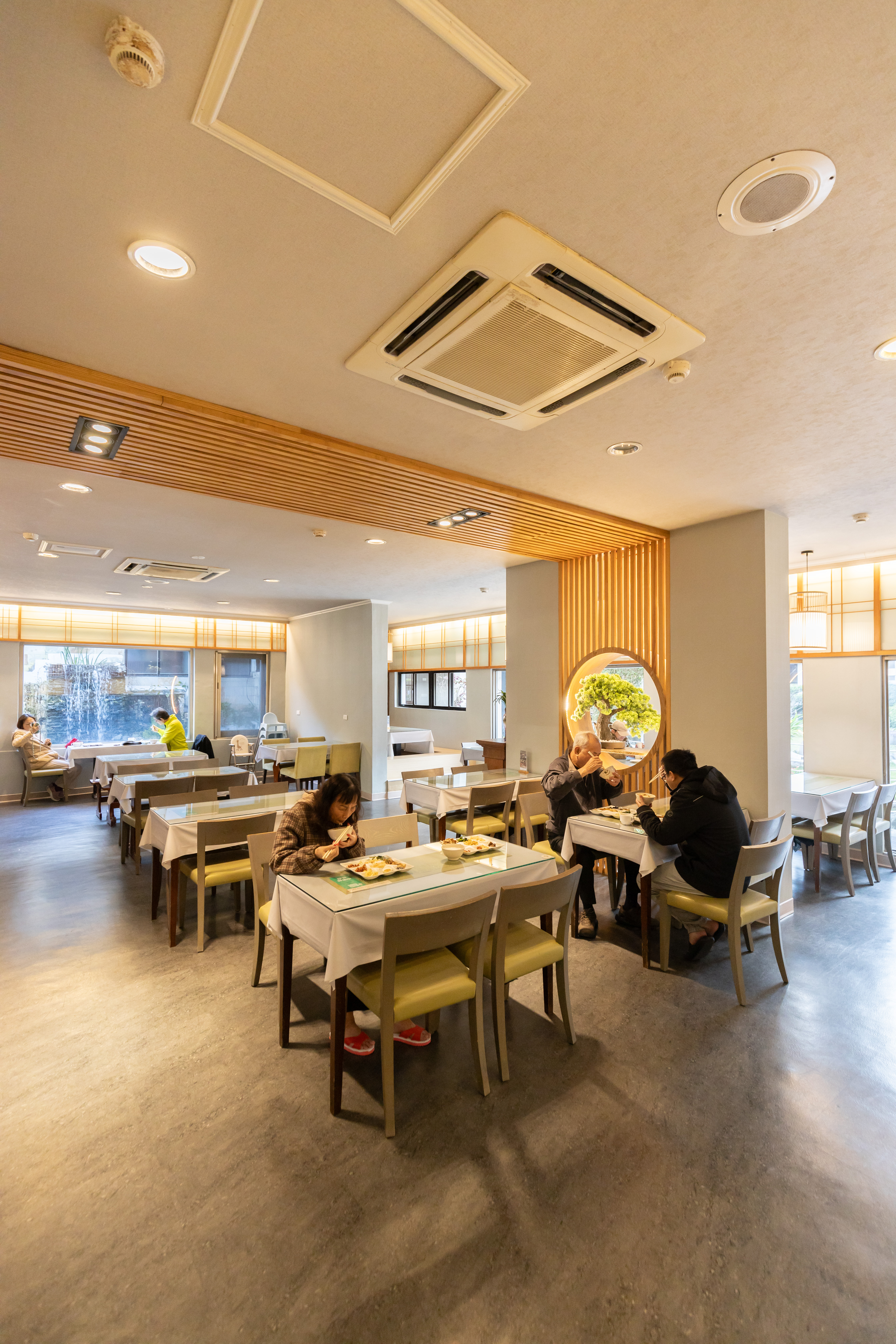 寬敞明亮的用餐空間。