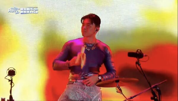 鍾錡跨年演出吃蕉引發網友熱議。（翻攝自YT）

