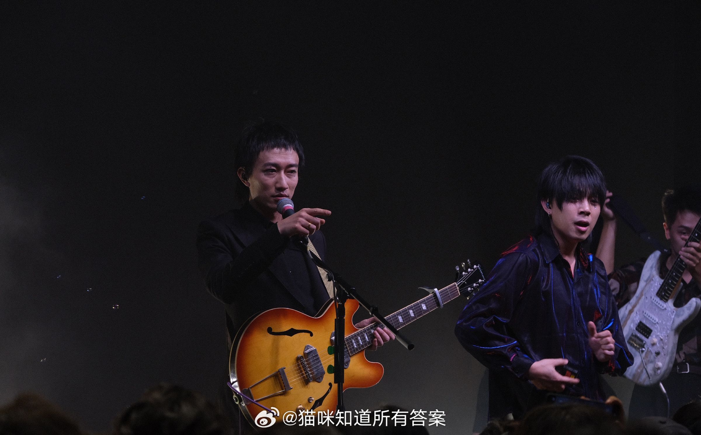 中國廣西搖滾樂團「回春丹」憑著《鮮花》在網路掀起熱潮。(翻攝自微博)