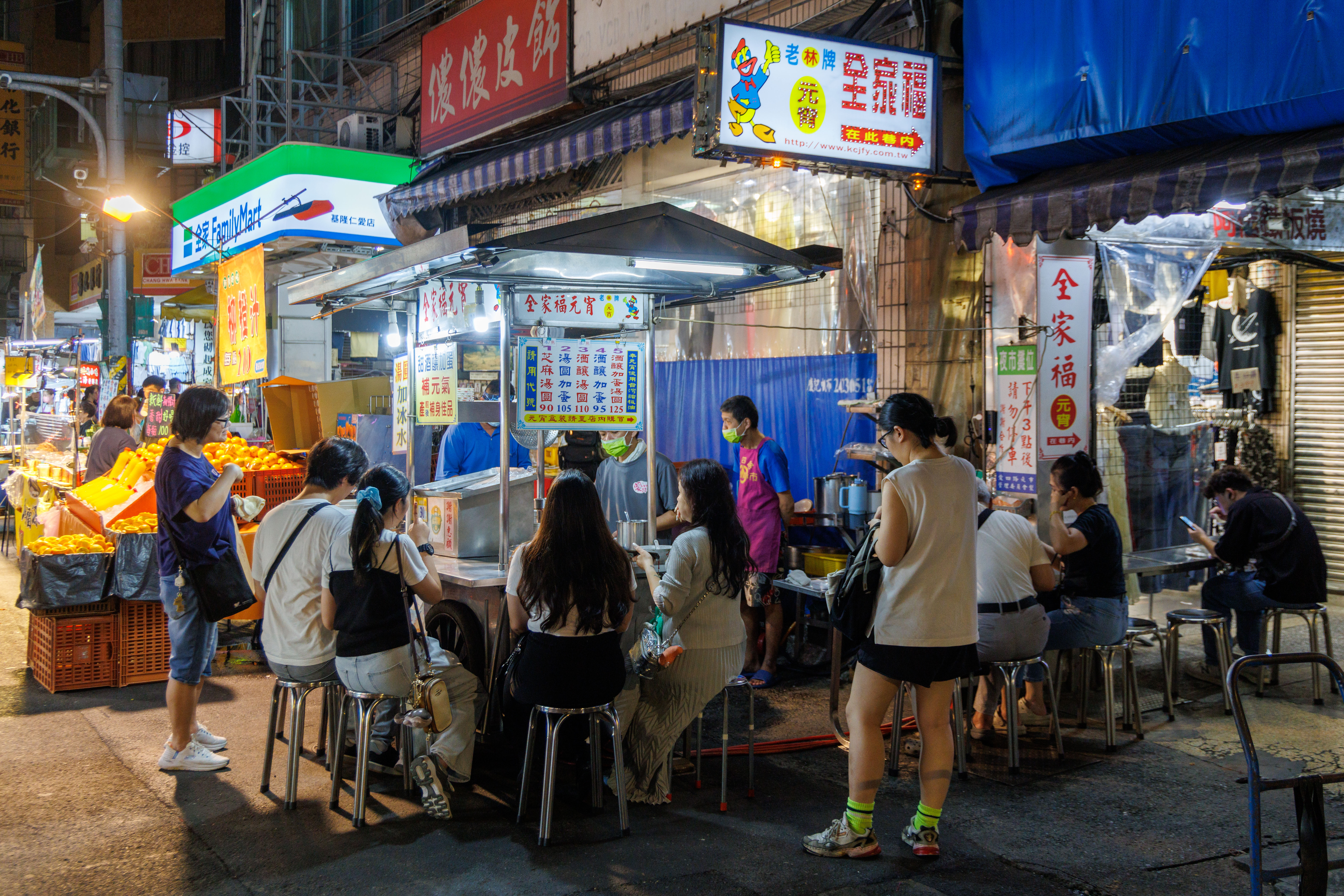 無論冬夏，「全家福元宵」的攤位前永遠圍滿食客。