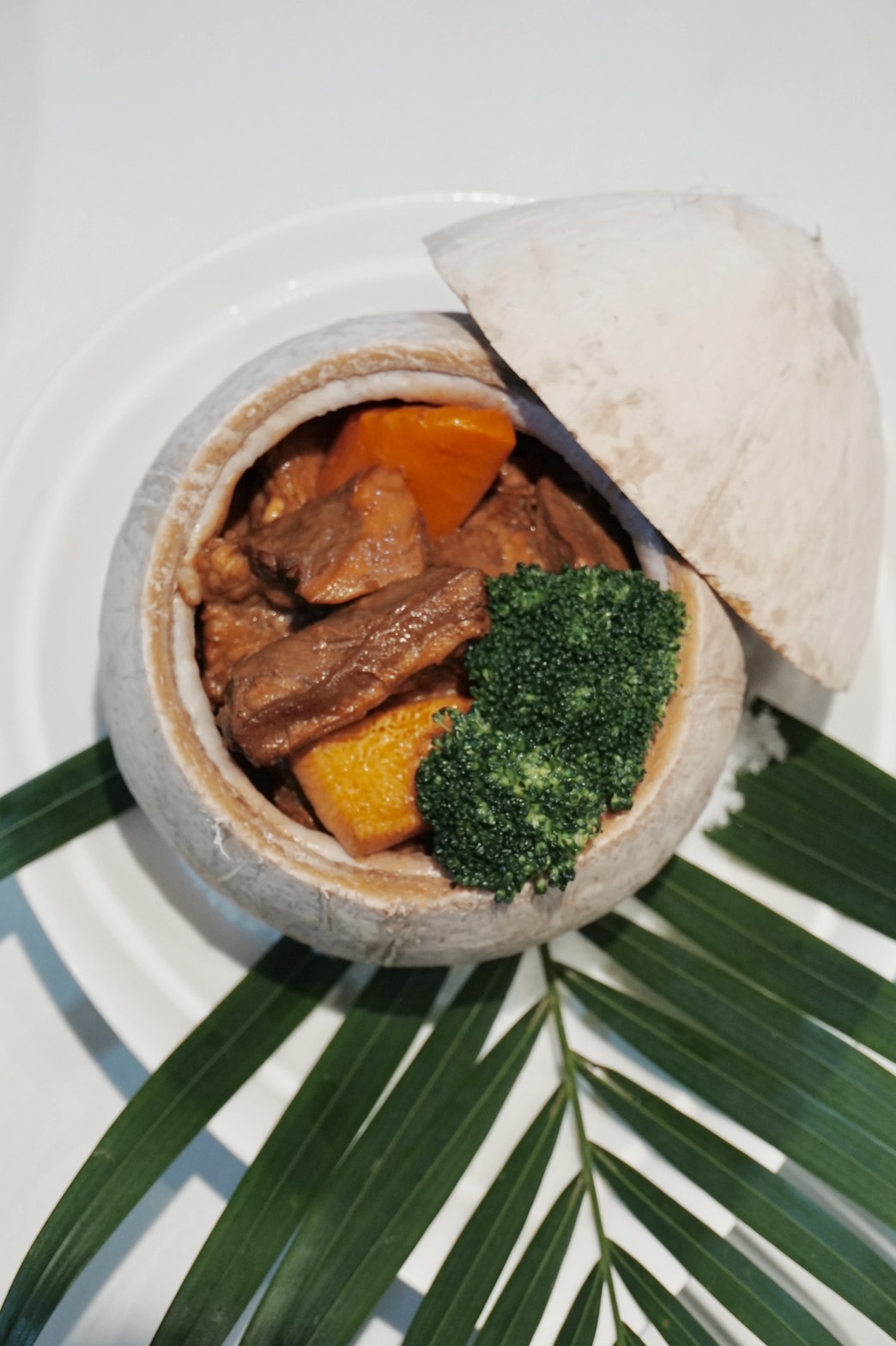 外型吸睛，充滿東南亞風情的「椰子牛腩煲」，以新鮮椰子汁燉煮牛肋條，使其紅燒菜色中帶有難得的清新風味。（780元／份）