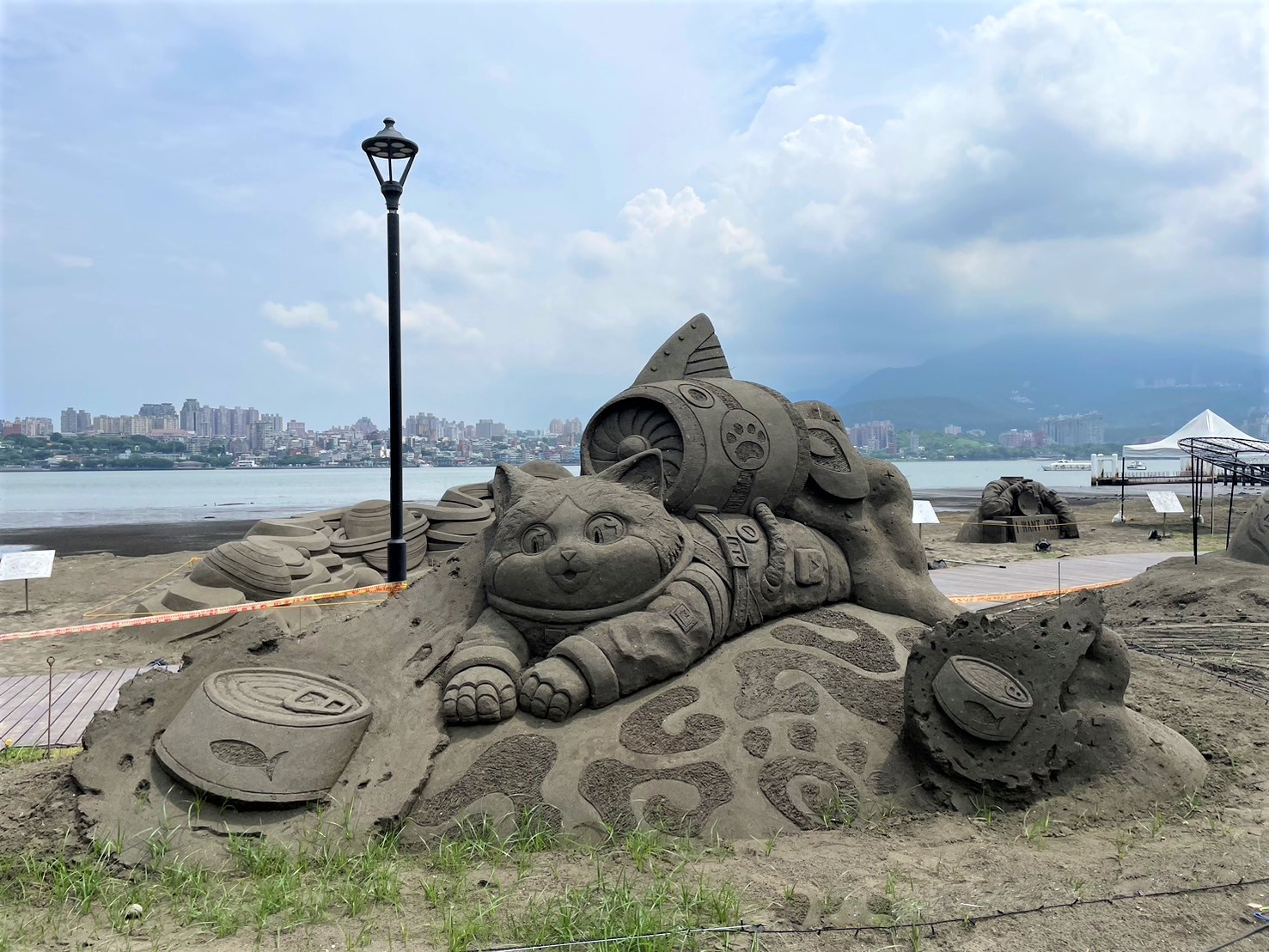 今年八里城市沙雕展主題為「宇你相遇」,結合星球、火箭、外星人及飛碟等宇宙元素,用KUSO創意的手法,共展出17座沙雕作品。(新北高灘處提供)
