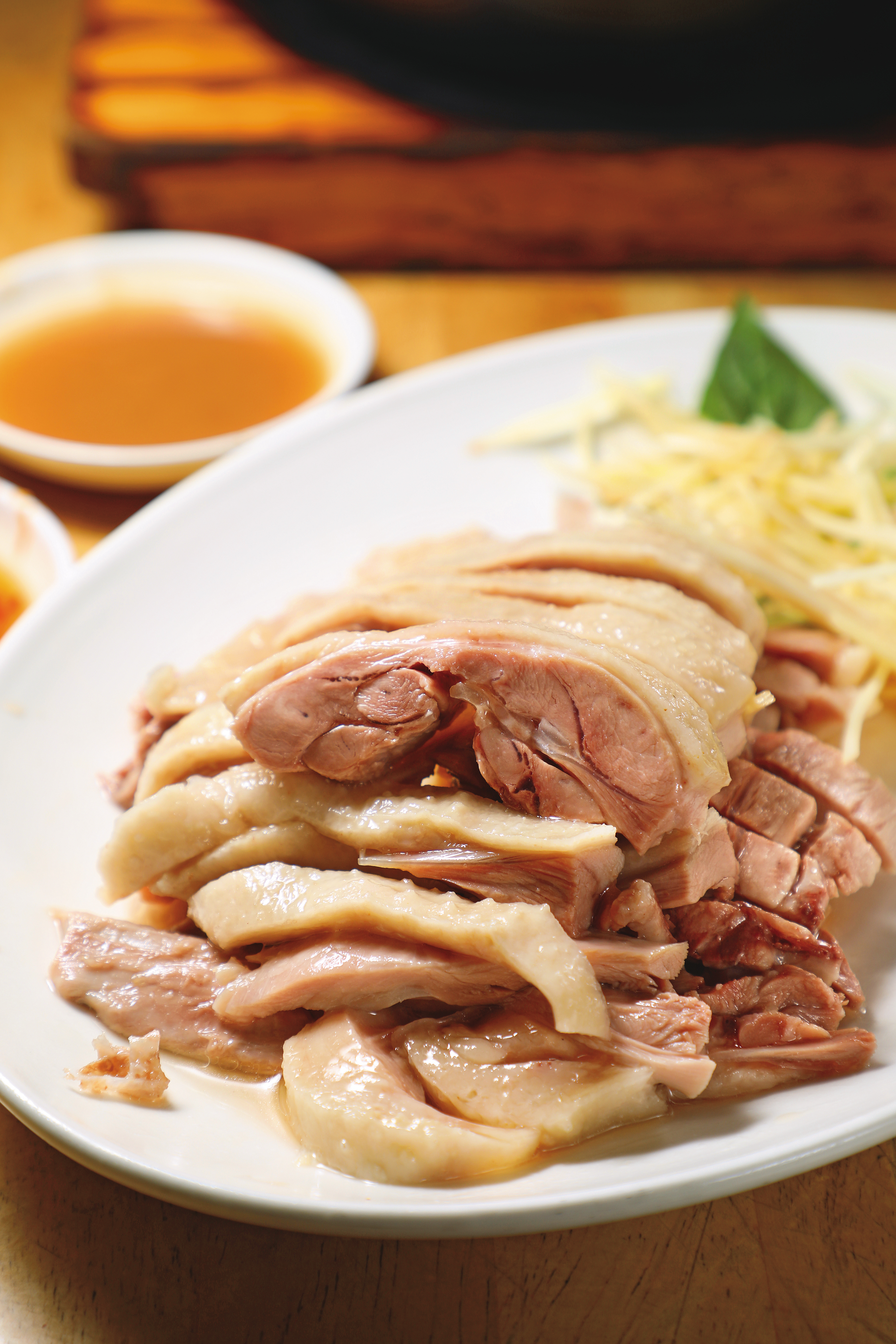 必點翁記招牌的「剝骨鵝肉」，食用方便，而且能嘗到鮮甜與彈性。（200元／小份）