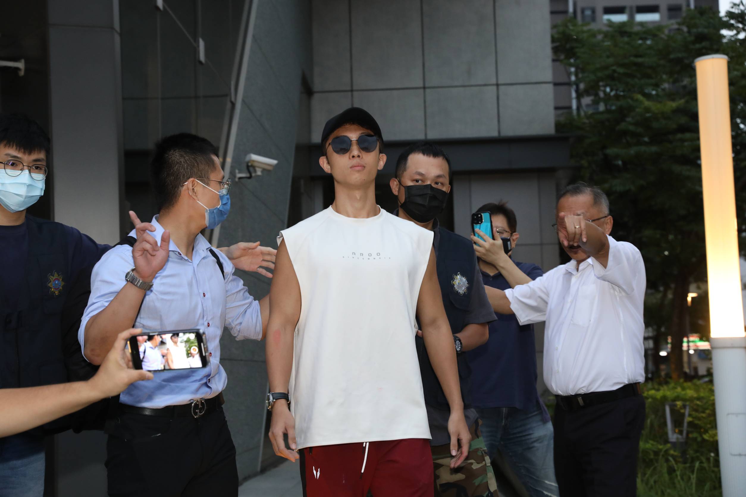 孫安佐步出北市刑大，全程不發一語。