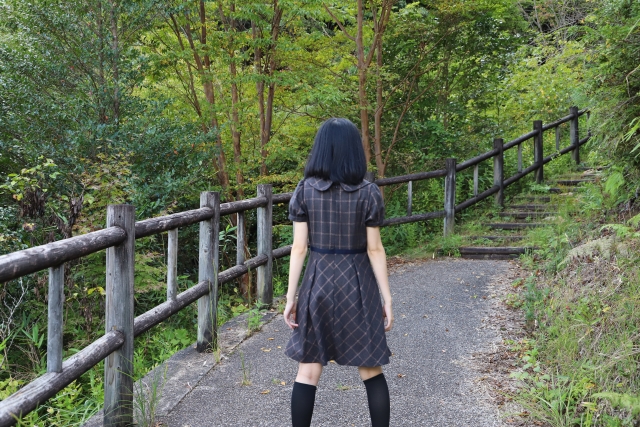 一名金融業高級主管偷吃女同事，兩人還拍野外赤裸寫真。（示意圖，photoAC）