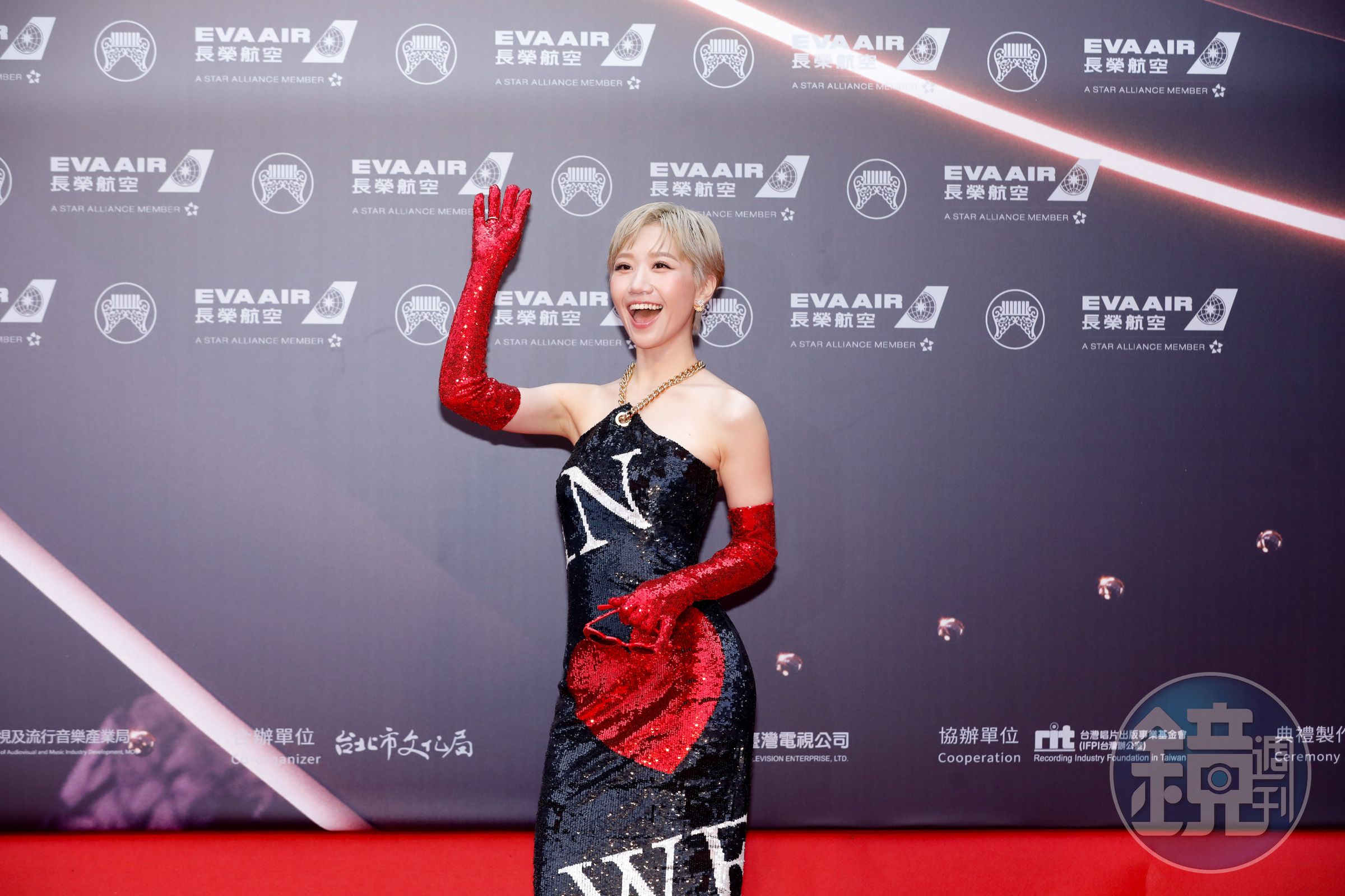 今年擔任金曲獎主持人的Lulu,第一位登上紅毯。