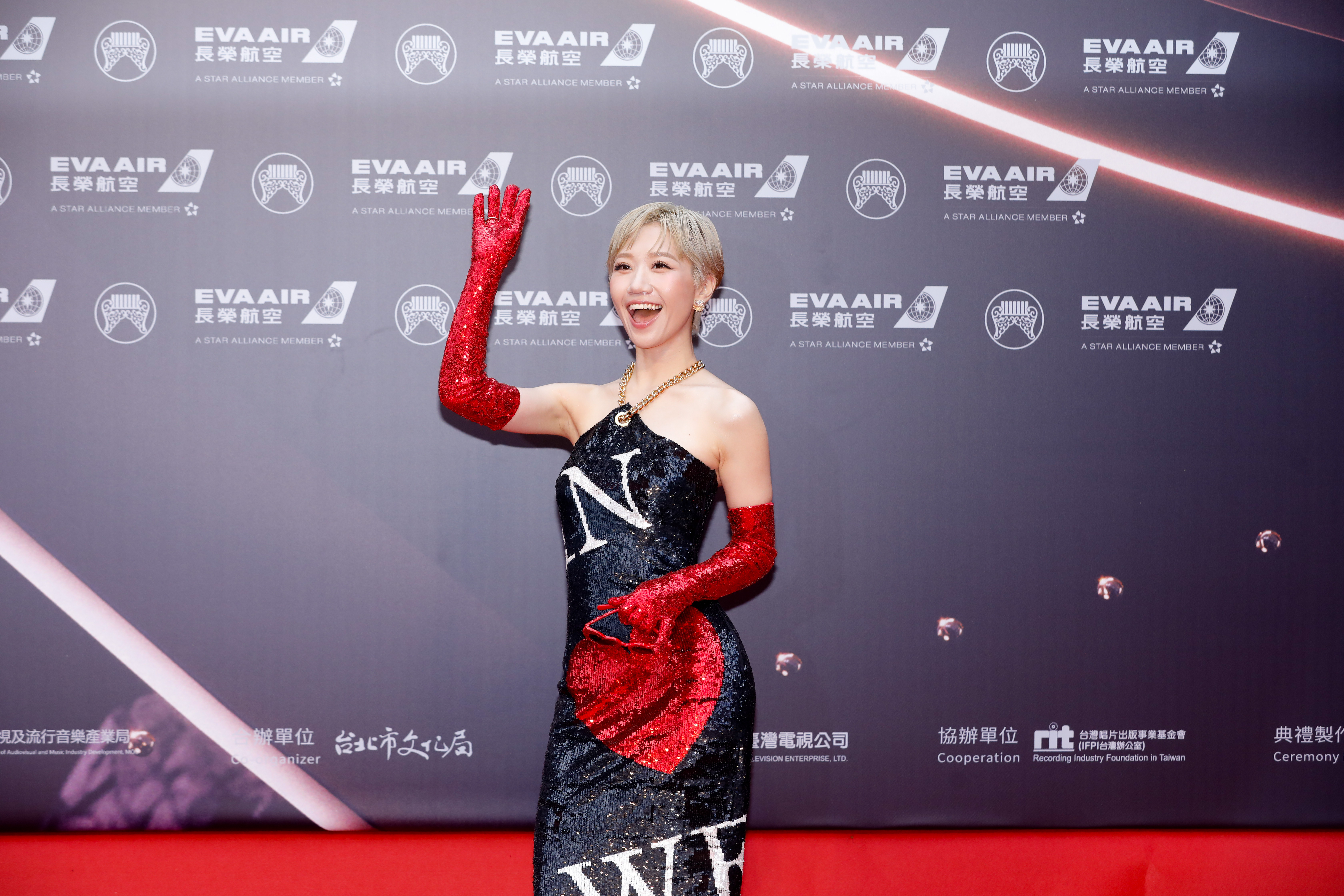 今年擔任金曲獎主持人的Lulu,第一位登上紅毯。