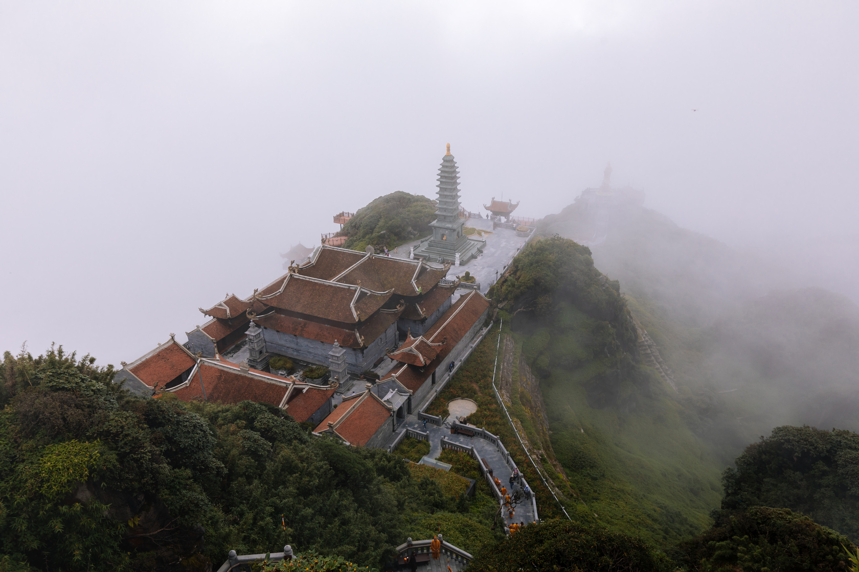 越南最高的「番西邦峰」2016年由娛樂龍頭太陽集團進駐，著手擴建，並改造為「太陽世界番西邦山傳奇旅遊區」，圖為區域裡的「金山寶勝寺─上寺」。