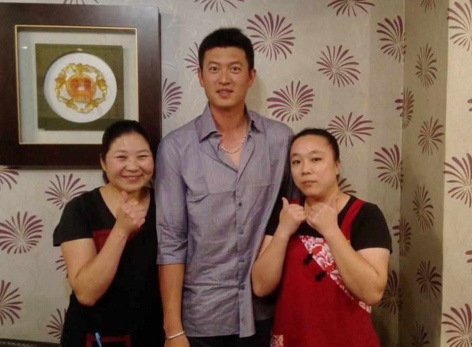 珍品小館雖位處隱匿小巷，卻不乏各界名人造訪，王建民（中）就曾來此用餐。（珍品小館提供）