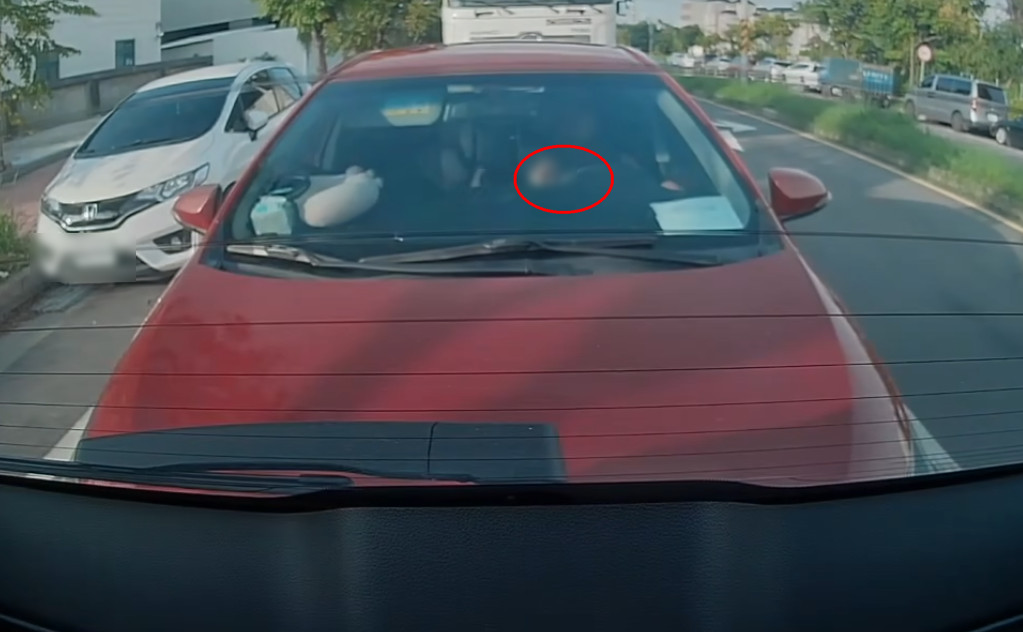 紅車追撞前車時,副駕駛座的女子驚恐從駕駛座抬頭,讓網友看到目瞪口呆。(翻攝臉書社團「爆廢公社」)
