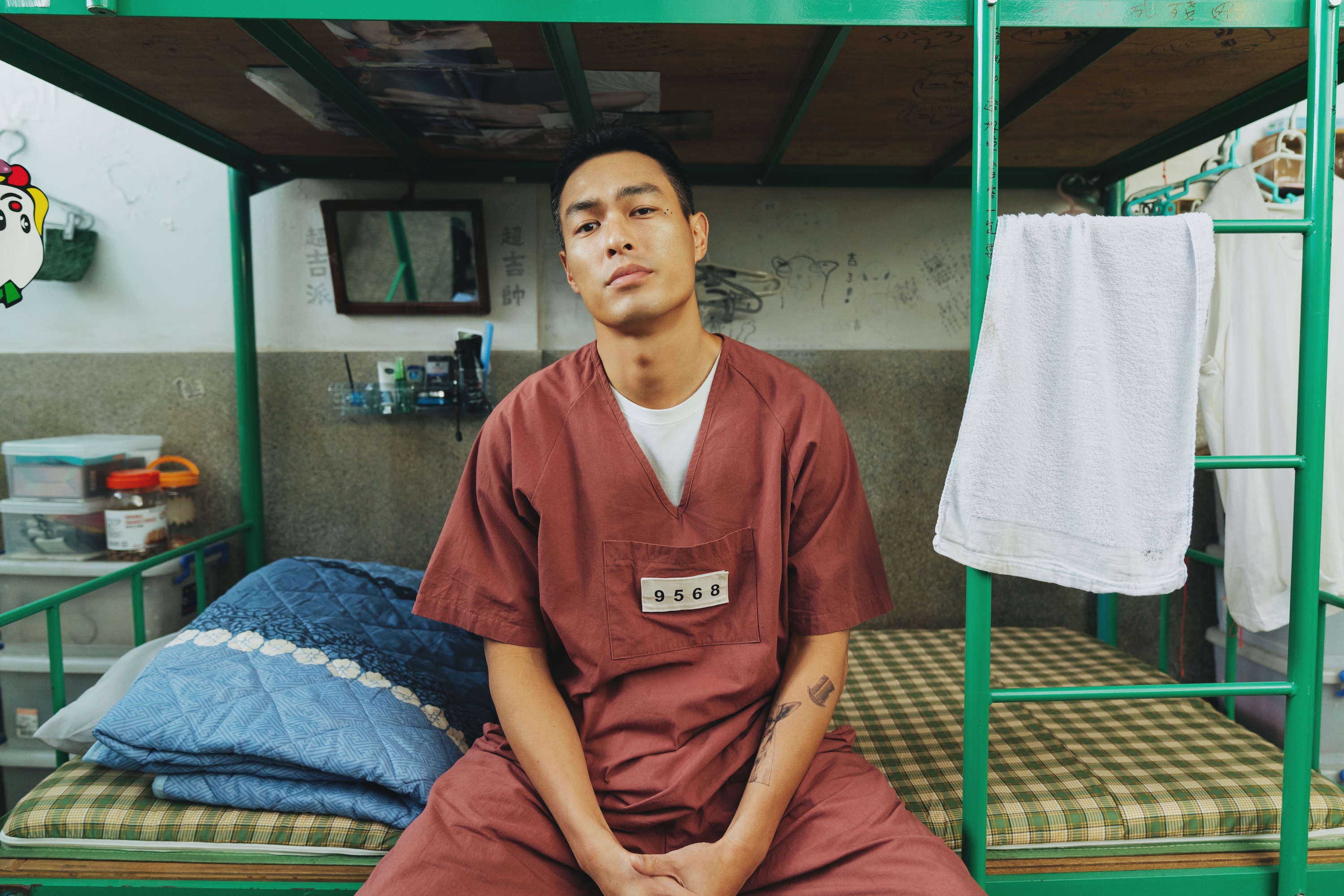 楊祐寧一身囚服氣場全開。（愛奇藝國際版、壹壹影業提供）