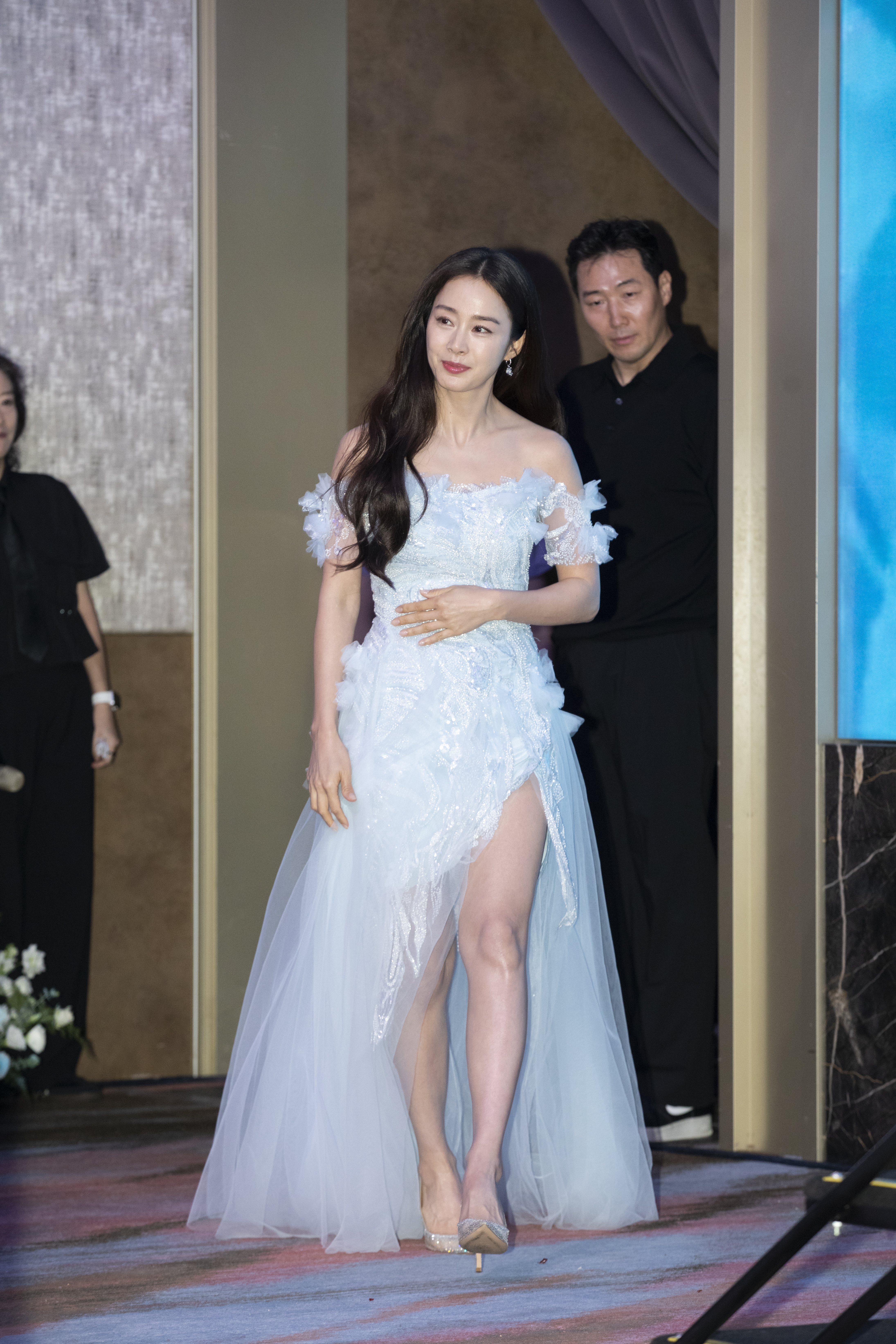 金泰希一襲淡藍紗質禮服出場,根本仙女下凡。