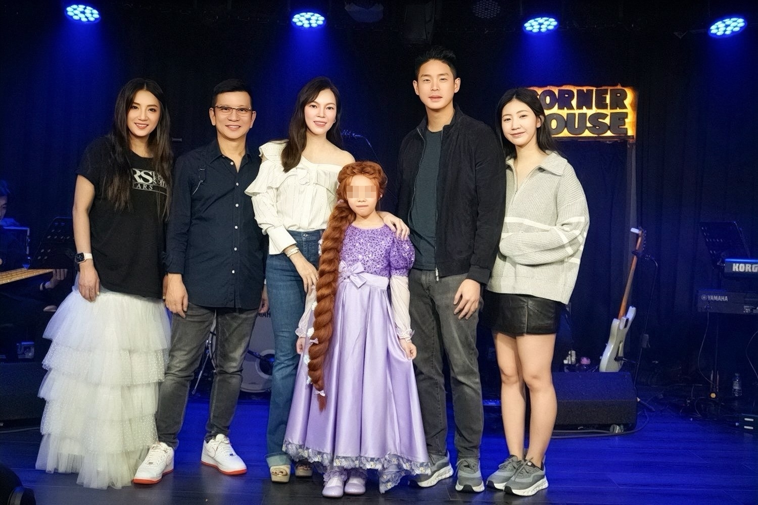 《2024喜歡音樂冬季演唱會》全場年齡最小的嬌點是鴻海創辦人郭台銘小千金Bella。圖左起 主持人Vivian,發起人陳子鴻、Bella媽媽曾馨瑩、男友人、女友人。（喜歡音樂提供）