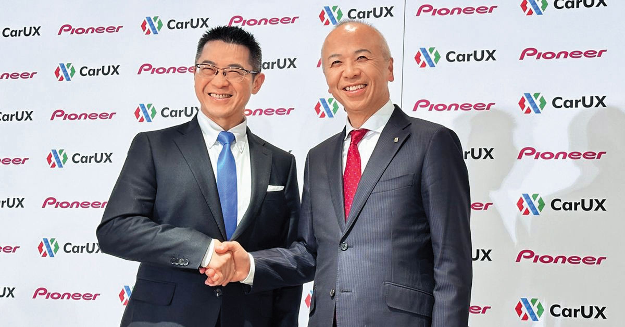 群創積極發展車用視聽產品，子公司CarUX去年底收購日本車用音響大廠Pioneer。左為洪進揚，右為CarUX董事長洪進揚，右為Pioneer社長矢原史朗。（群創提供）