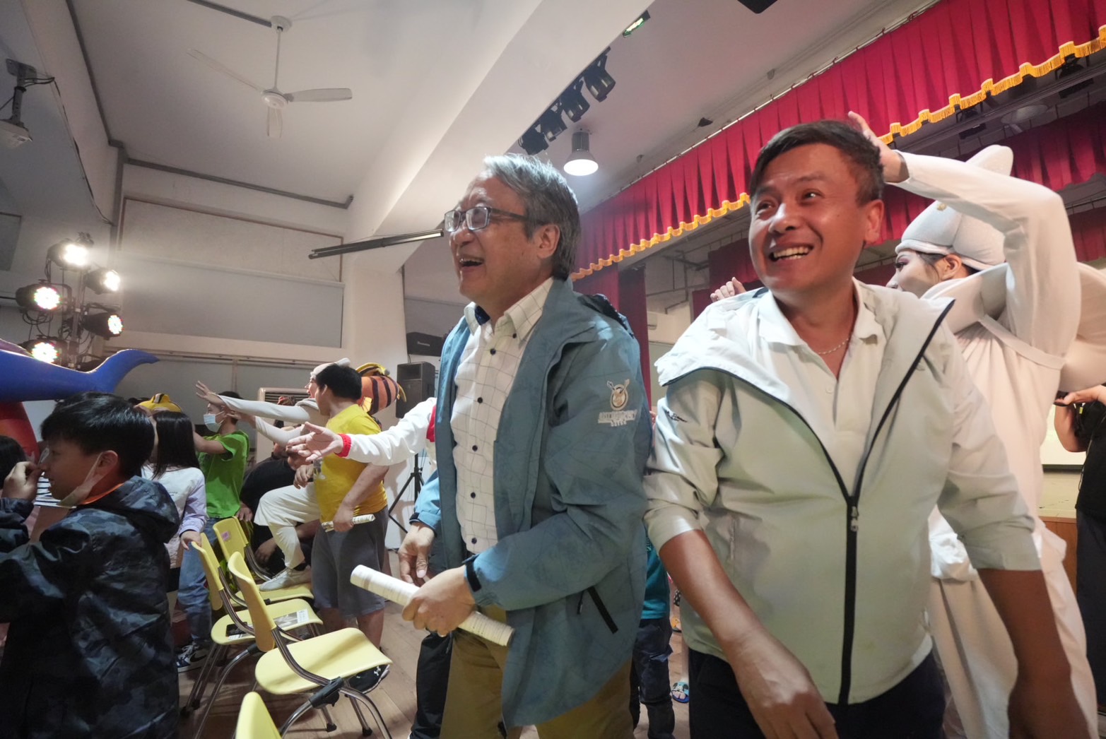 連江縣政府張龍德秘書長在馬祖東引與孩子們一起開心看戲。(紙風車劇團提供)