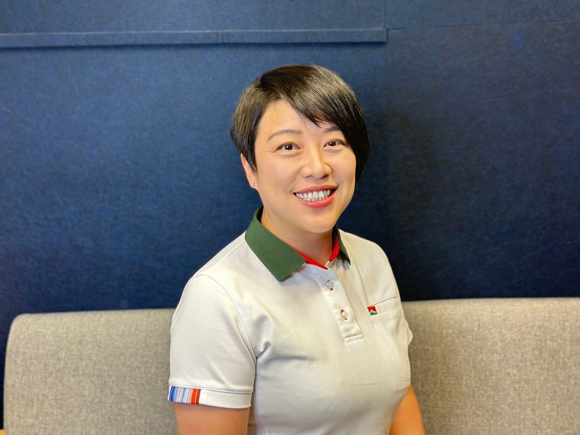 信義房屋新北投店專案經理李宜家於信義房屋Podcast節目《房屋聽信義》中，為消費者解說賣屋前有哪些前置準備、哪些事項可能影響房價，以及有哪些免費工具可使用。（信義房屋提供）