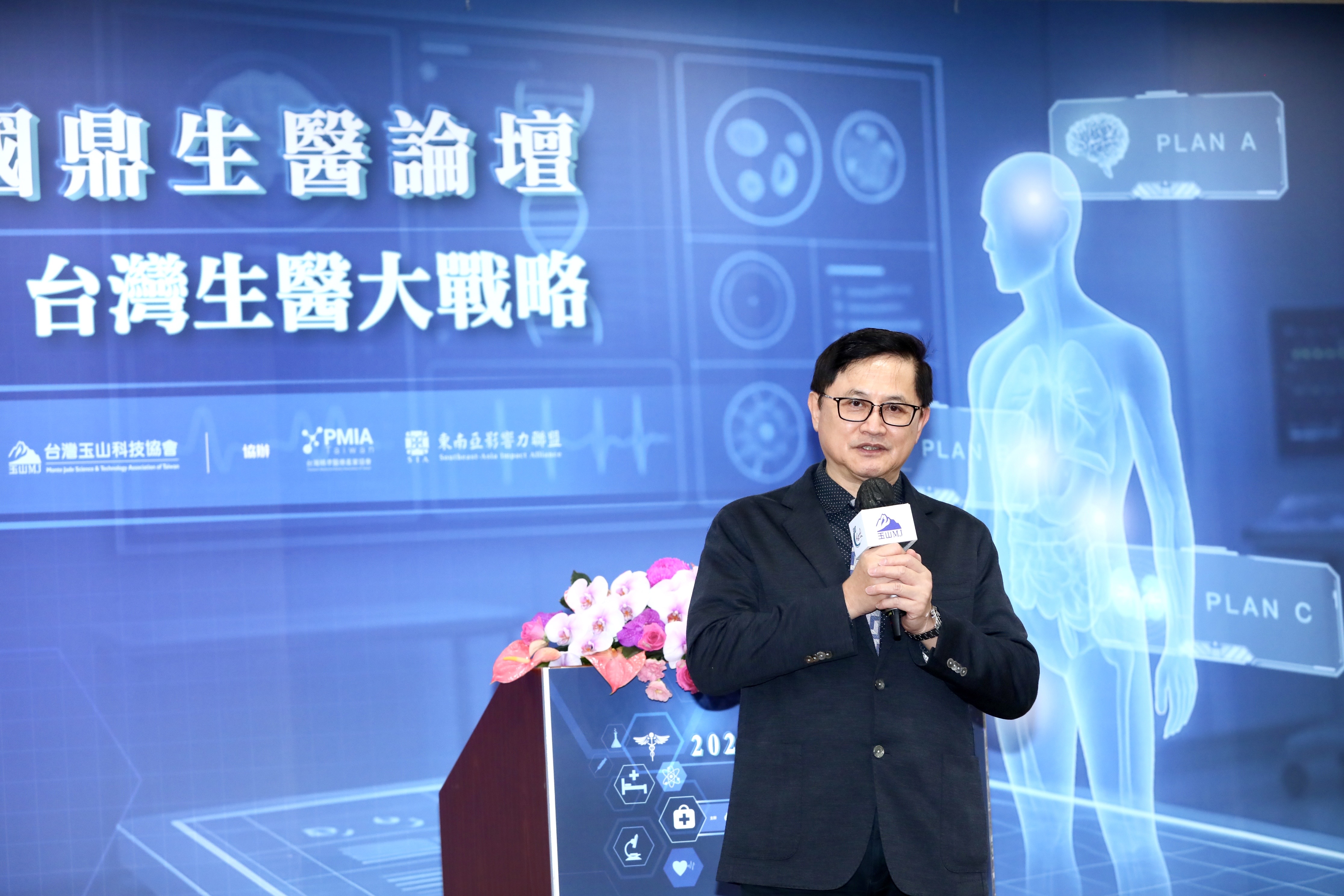 和碩董事長童子賢以瑞士與台灣國土環境相似為例，仍採用3成的核能，不排碳發電高達98%，「我們何不參考一下，讓台灣成為東方瑞士。」（本刊資料照）