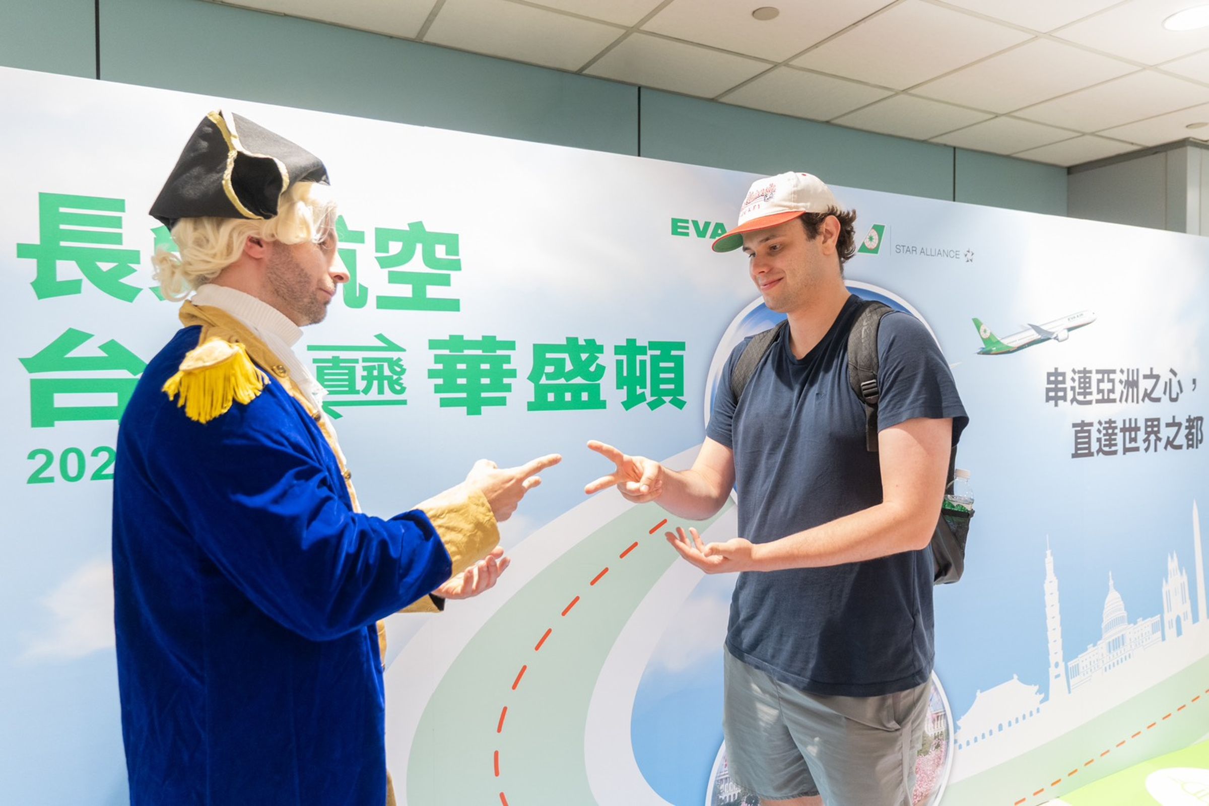 候機室更安排扮演喬治・華盛頓的演員驚喜現身與大家熱情同樂。