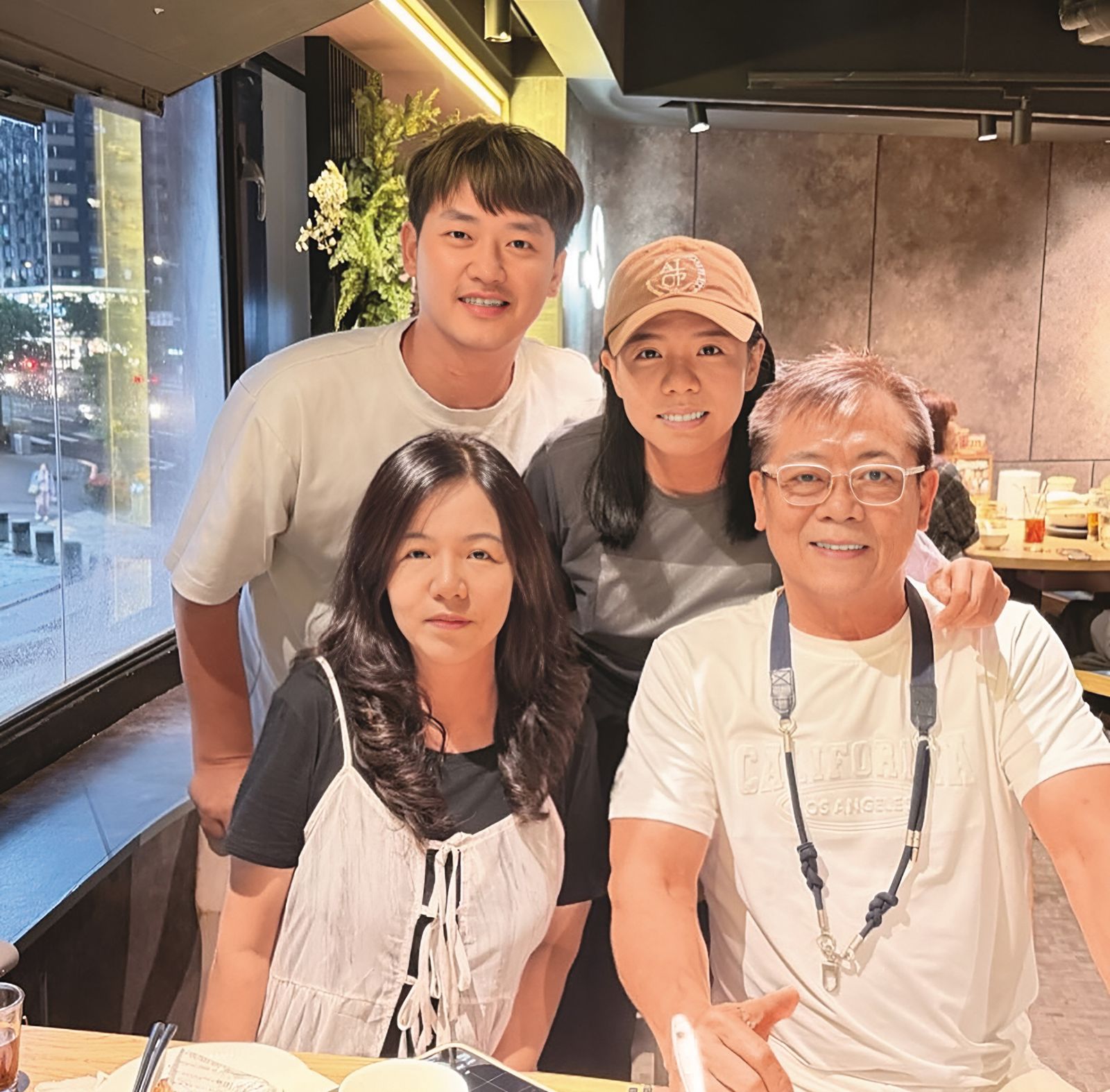 Ariel（後排右）跟Ken（後排左）及Ariel的爸媽一起聚餐並po出合照。（翻攝自Ariel IG）