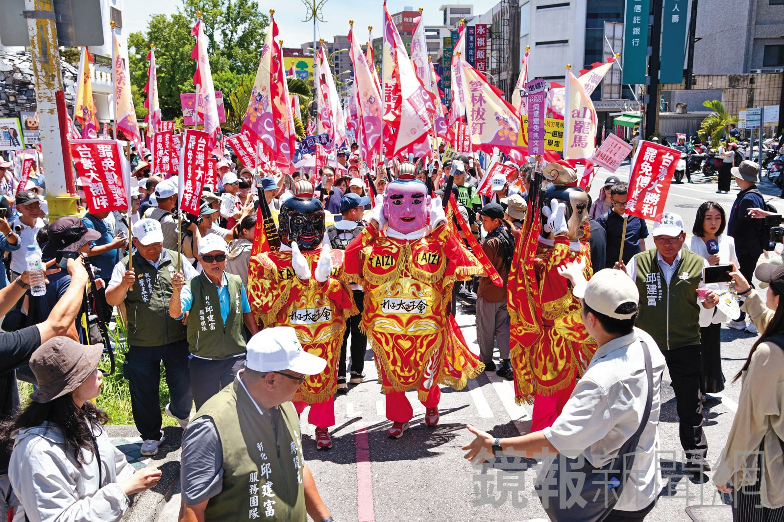 護國大遶境結合宮廟元素，有三太子在隊伍前方帶路。（鏡報李智為）