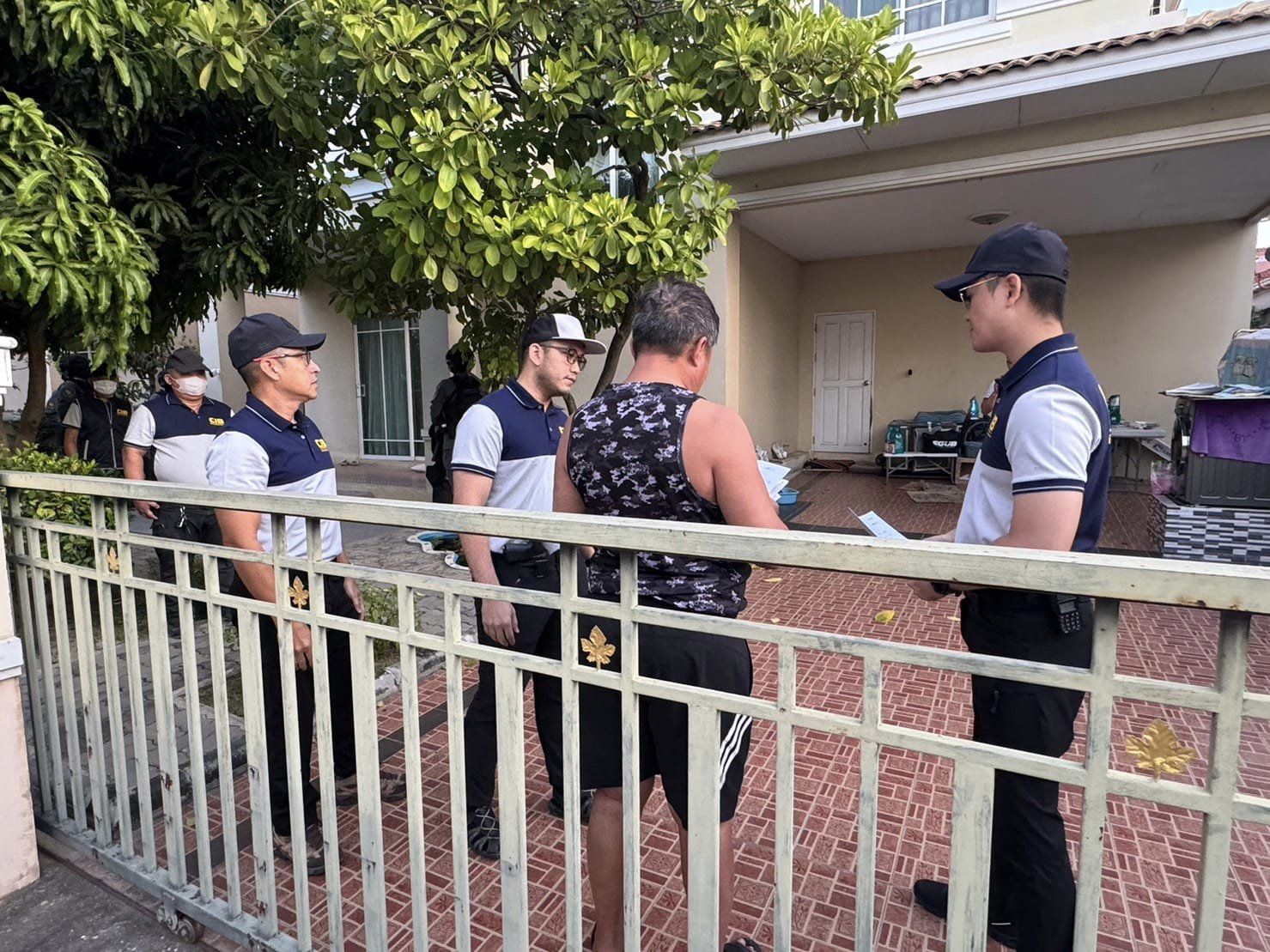 泰國少將普拉凱普克（圖右2）涉接受台商委任殺人，被警方逮捕。（翻攝YT頻道Thaicrime online）