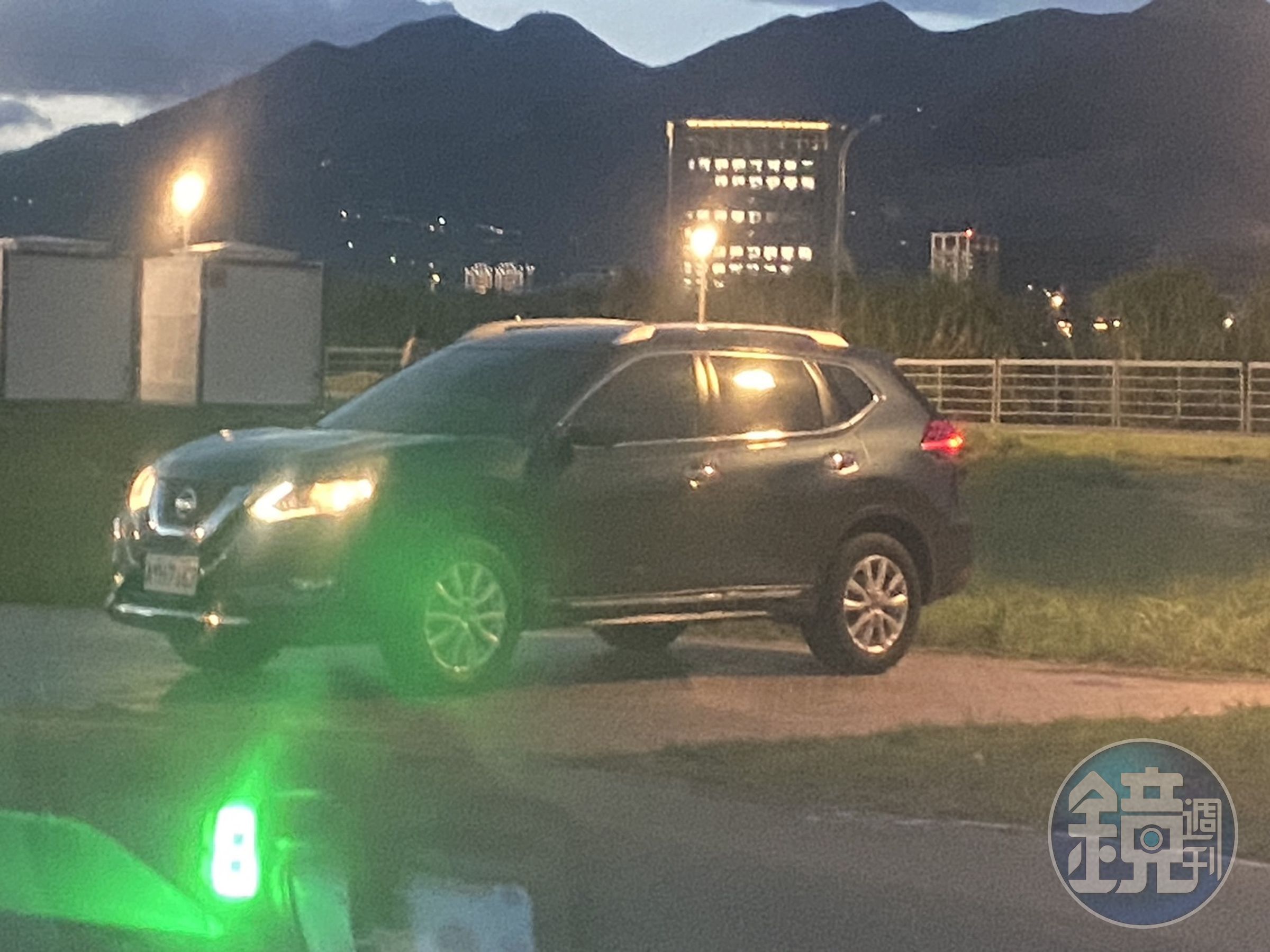 女下屬將車輛停在通河西街河堤外停車場,與李繼唐看了一會夕陽後,才去棒球場接小孩。(讀者提供)
