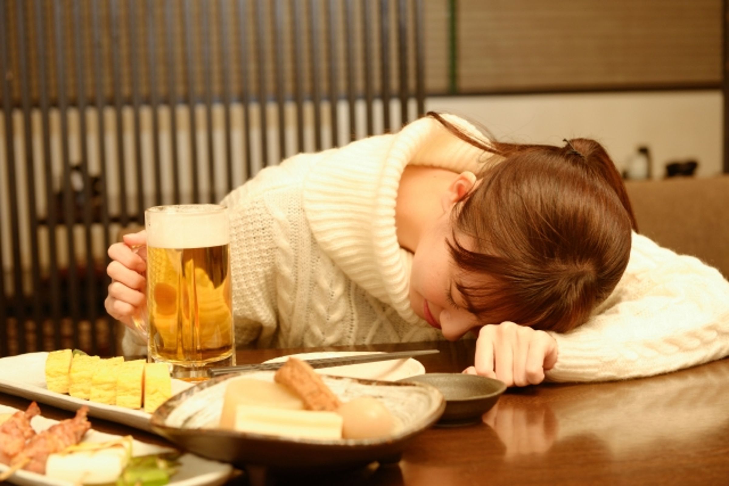 女子自稱酒後被襲胸摸下體，對方還嫌她「不男不女」，讓她憤而提告。（示意圖，photoAC） 