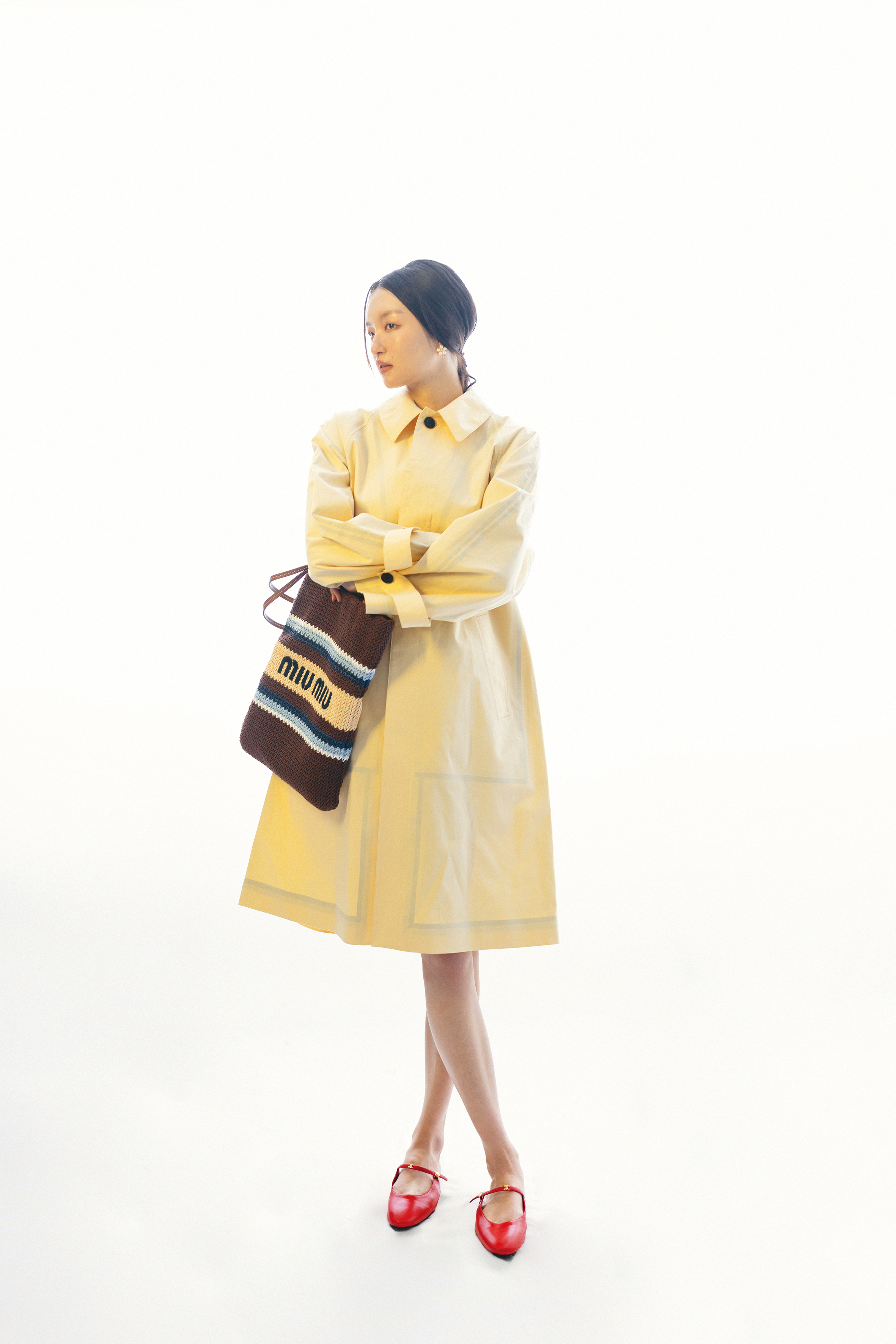 風衣外套 價格店洽／Ballet穆勒鞋 價格店洽all by CELINE／Dioriviera Brush & Bloom花朵造型耳環 NT$18,500 by Dior／編織托特包 價格店洽 by MIU MIU