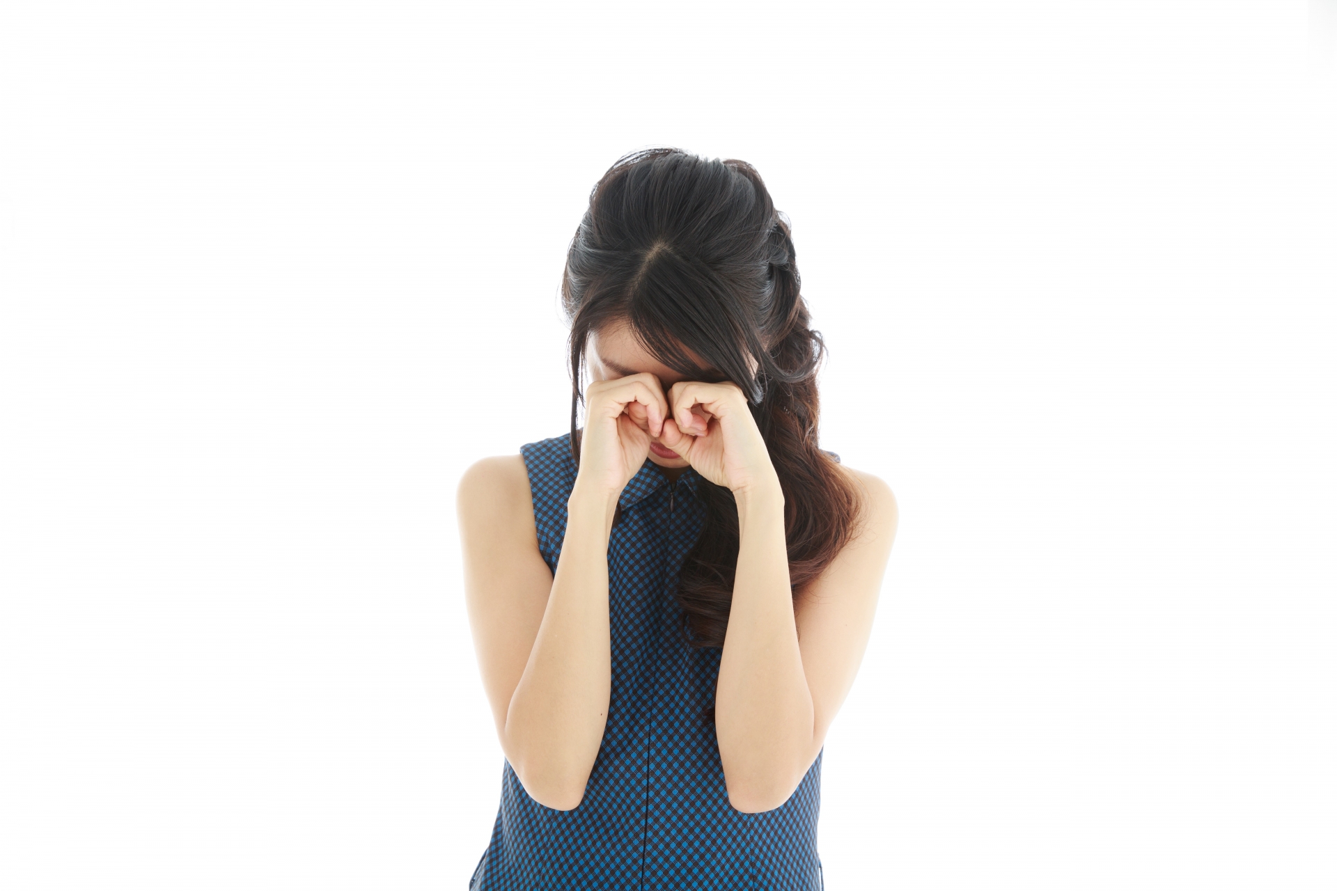 一名狼教授假借研究高潮,與女學生法式熱吻,甚至還將對方帶去摩鐵性侵。(示意圖,photoAC)