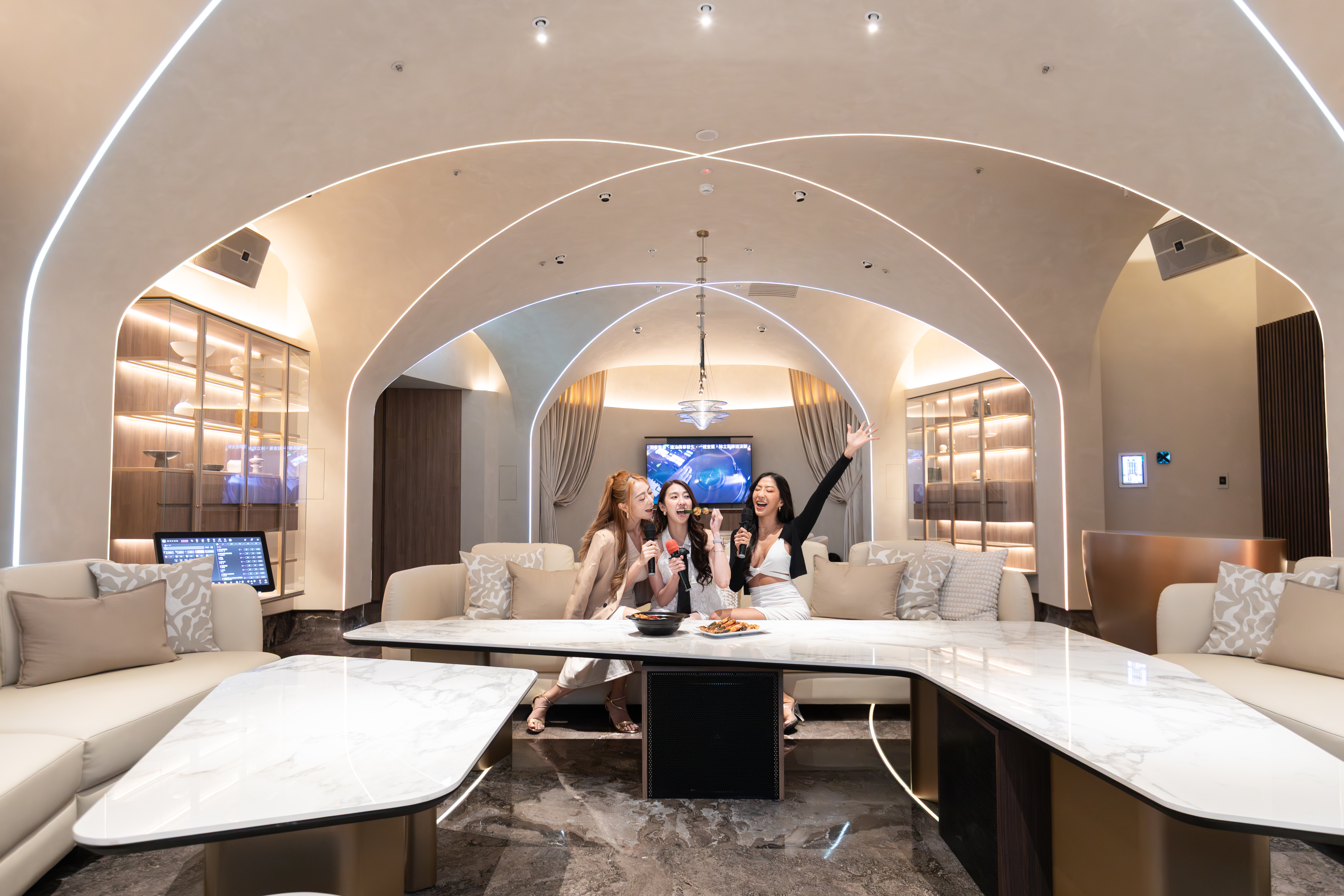 ONCOR響艷都市會所前進中台灣，以大天使之名為靈感，打造三間奢華大型會所空間。