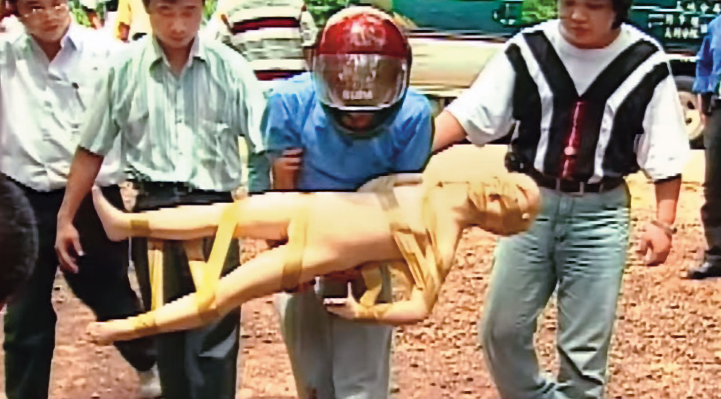 張增標（右2）落網後，模擬綁架男童、綑綁手腳等犯案過程。（翻攝東森新聞）