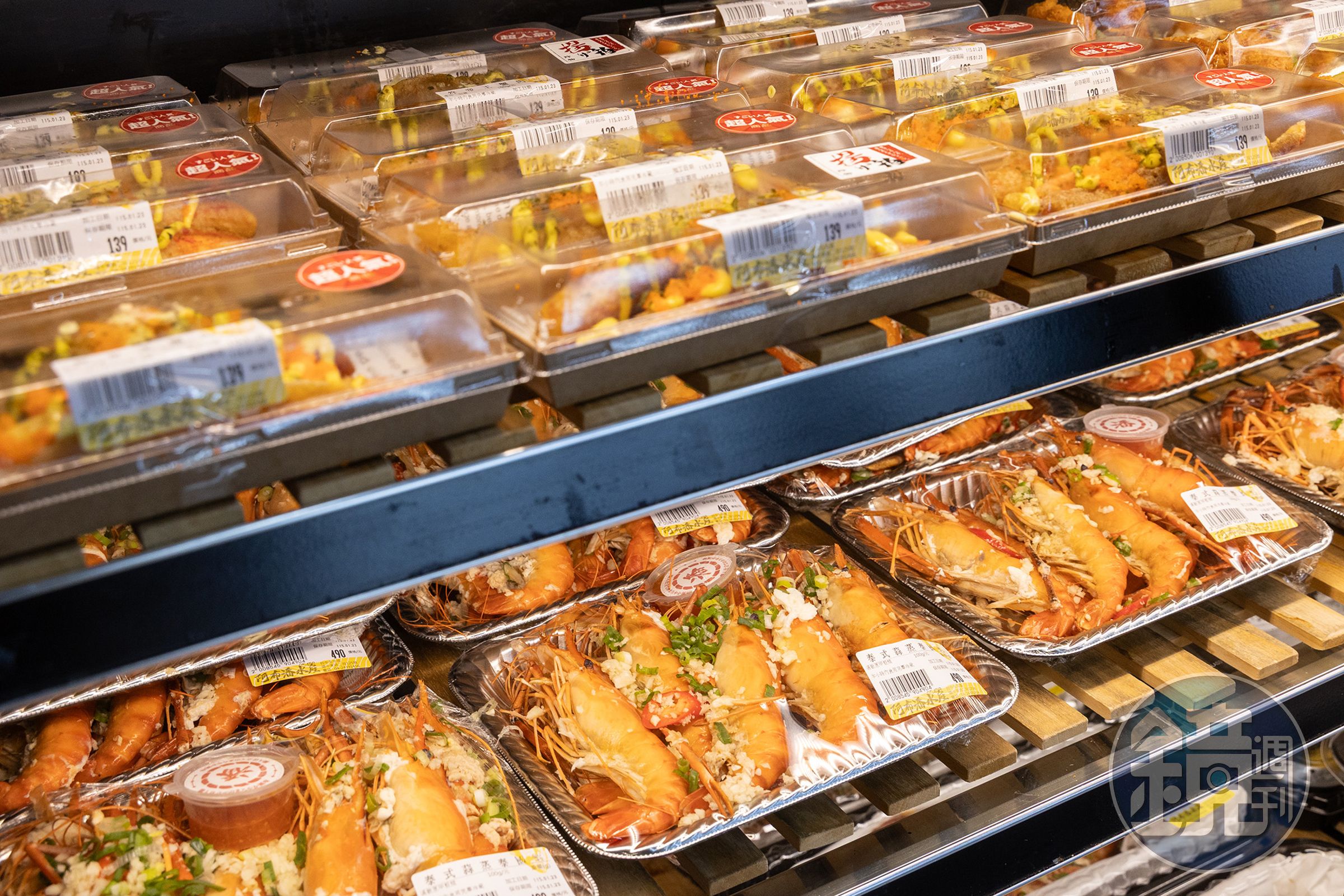 熟食區提供生魚片、壽司、泰式蒜蒸蝦、披薩等多種懶人料理。