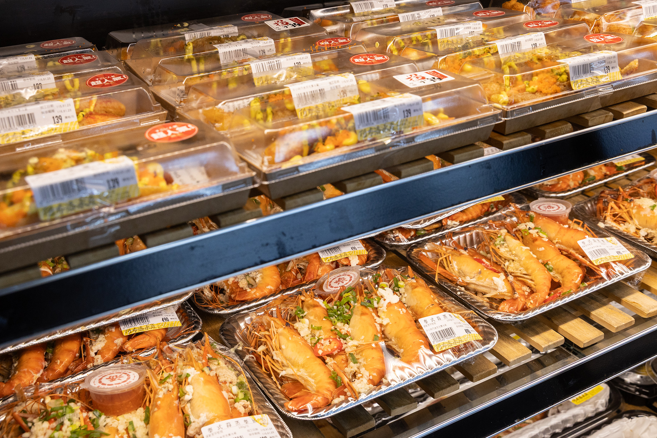 熟食區提供生魚片、壽司、泰式蒜蒸蝦、披薩等多種懶人料理。