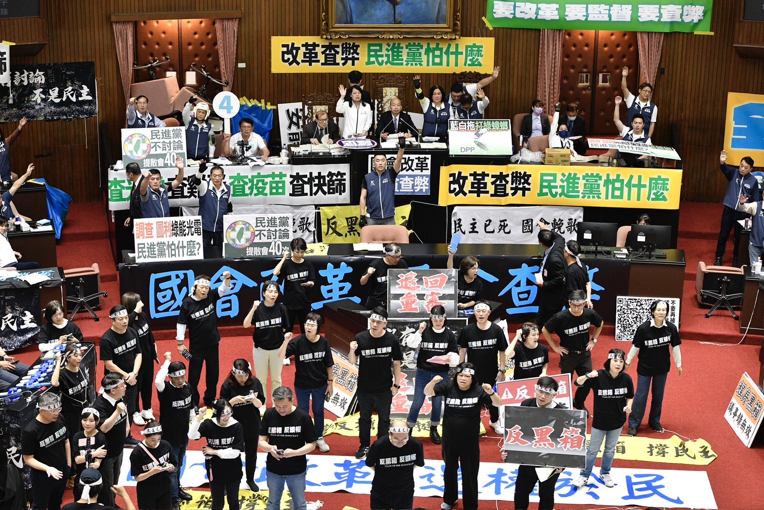 國民黨團透露,綠委17日以惡意方式阻撓韓國瑜進入議場,甚至攻擊導致韓腰部受傷,但韓不想加大社會撕裂而不願對外披露。
