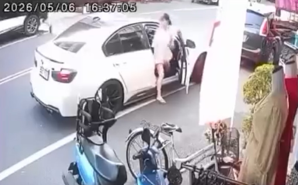 女子從白色BMW副駕下車後，不到3秒，後方毒駕賓士高速撞上。（翻攝自Threads／wupunpun_1216）