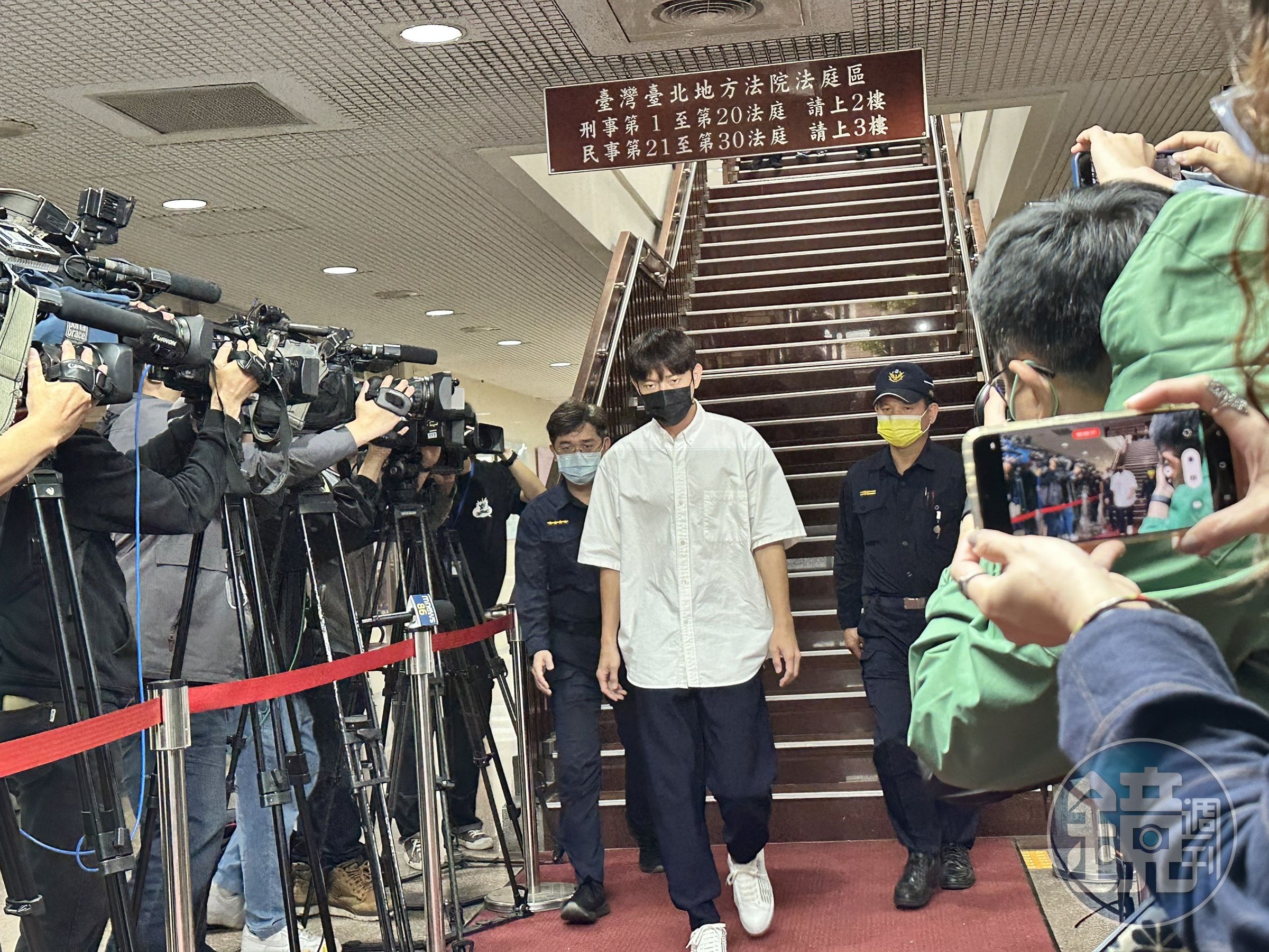 檢察官認定宥勝竟騷擾被害人C女,建請法官羈押,法官裁定8萬元交保,並命令不得再犯。