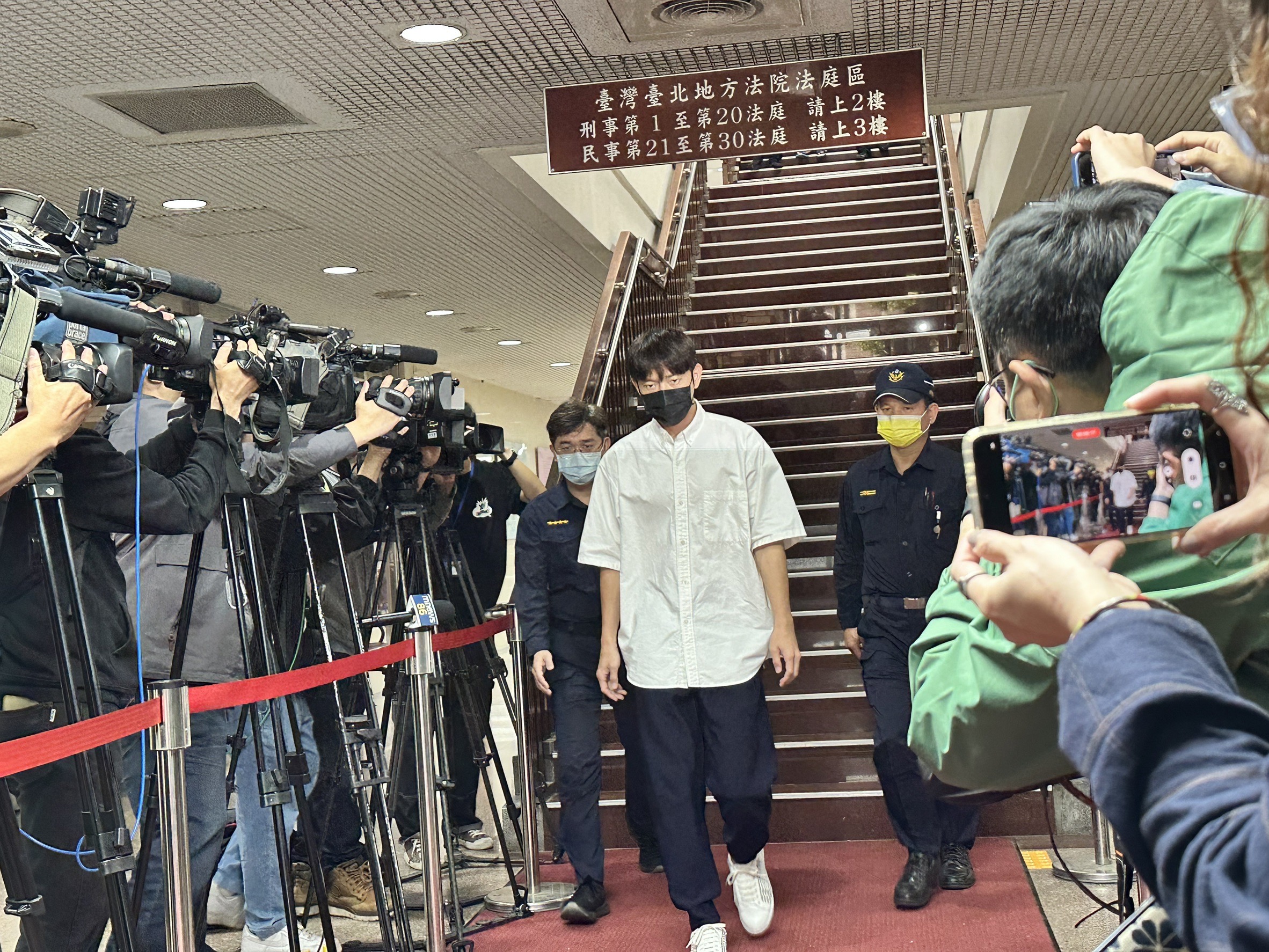 檢察官認定宥勝竟騷擾被害人C女，建請法官羈押，法官裁定8萬元交保，並命令不得再犯。