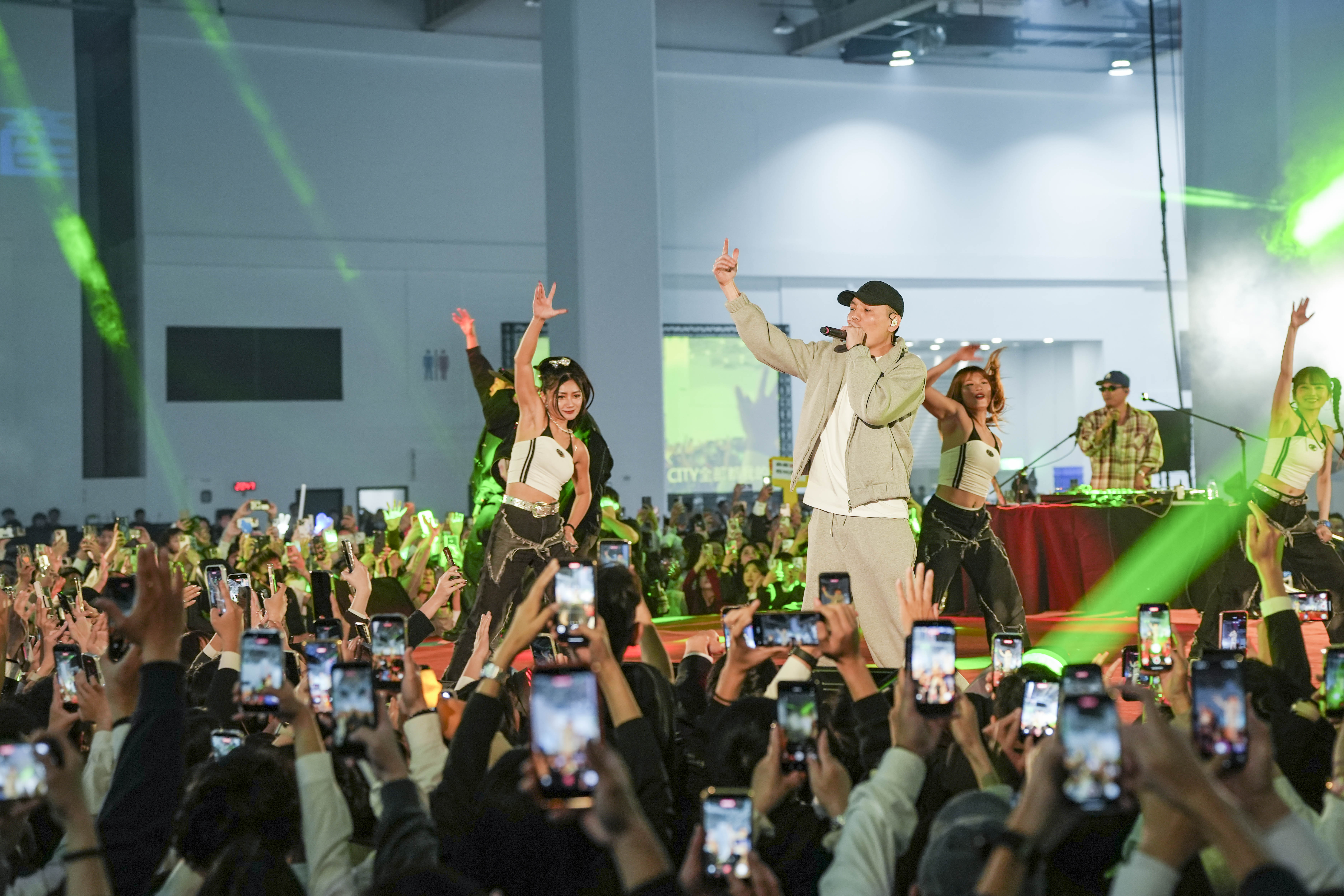 作為中台灣最大場房仲尾牙的壓軸嘉賓，玖壹壹的熱力表演，全場超過7000人徹底嗨翻。（圖／永慶房產集團提供）
