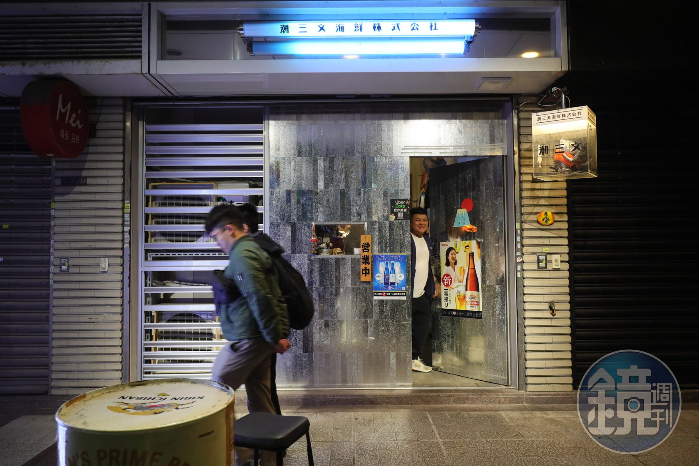 「潮三文海鮮株式會社」位在文昌街巷子裡,從晚上營業到早晨。