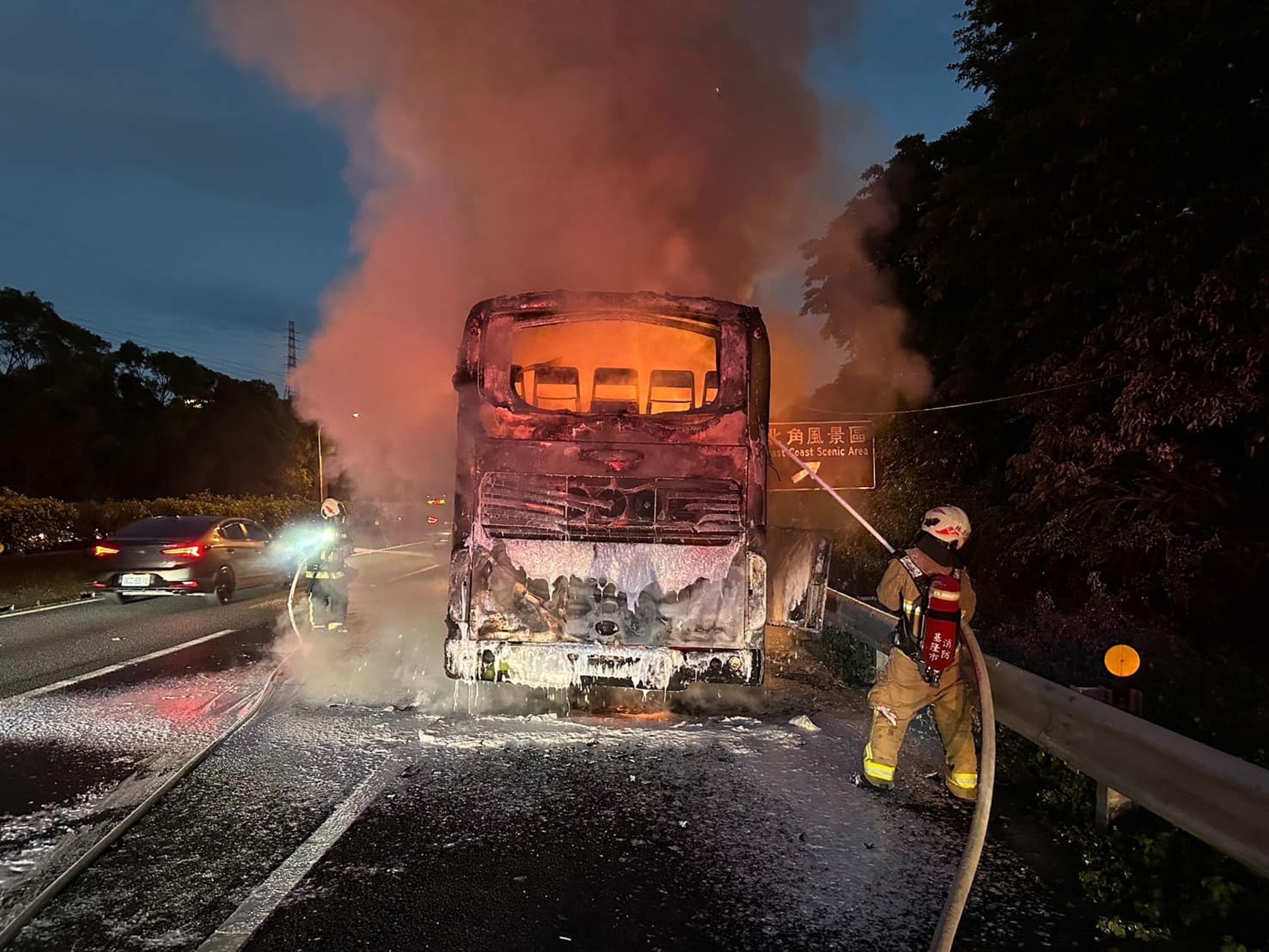 大都會客運昨晚在基隆八堵路段發生火燒車意外,所幸車上全員平安疏散。(翻攝自謝國樑臉書)