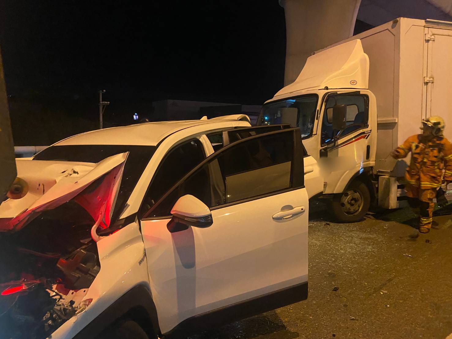 肇事小貨車駕駛因未注意車前狀況追撞前車,造成4車連環撞。(翻攝畫面)