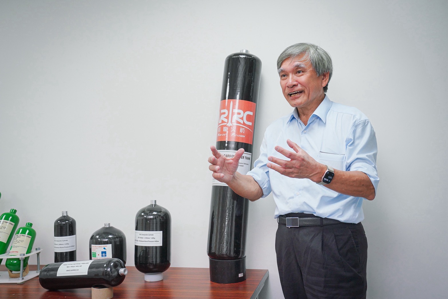 益材科技專做屬於安全部品、需要政府與國際認證的高壓氣瓶，客戶都是世界第一大。董事長翁冠群是台大應用力學博士，深蹲20年更帶領公司打入太空產業鏈。
