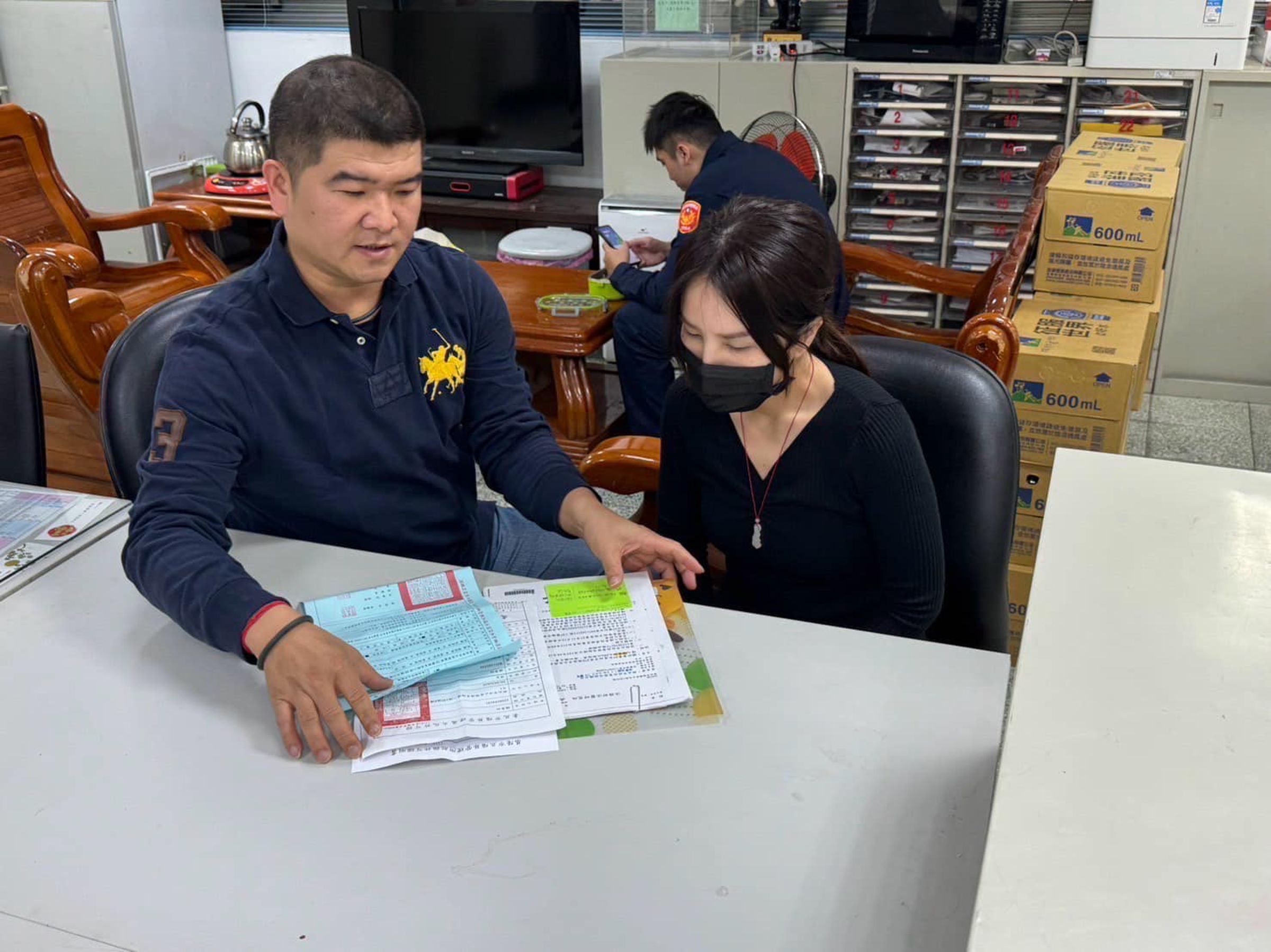 板橋警分局尋人高手王閔南通知家屬比對資料。（翻攝自板橋警聲雲臉書）