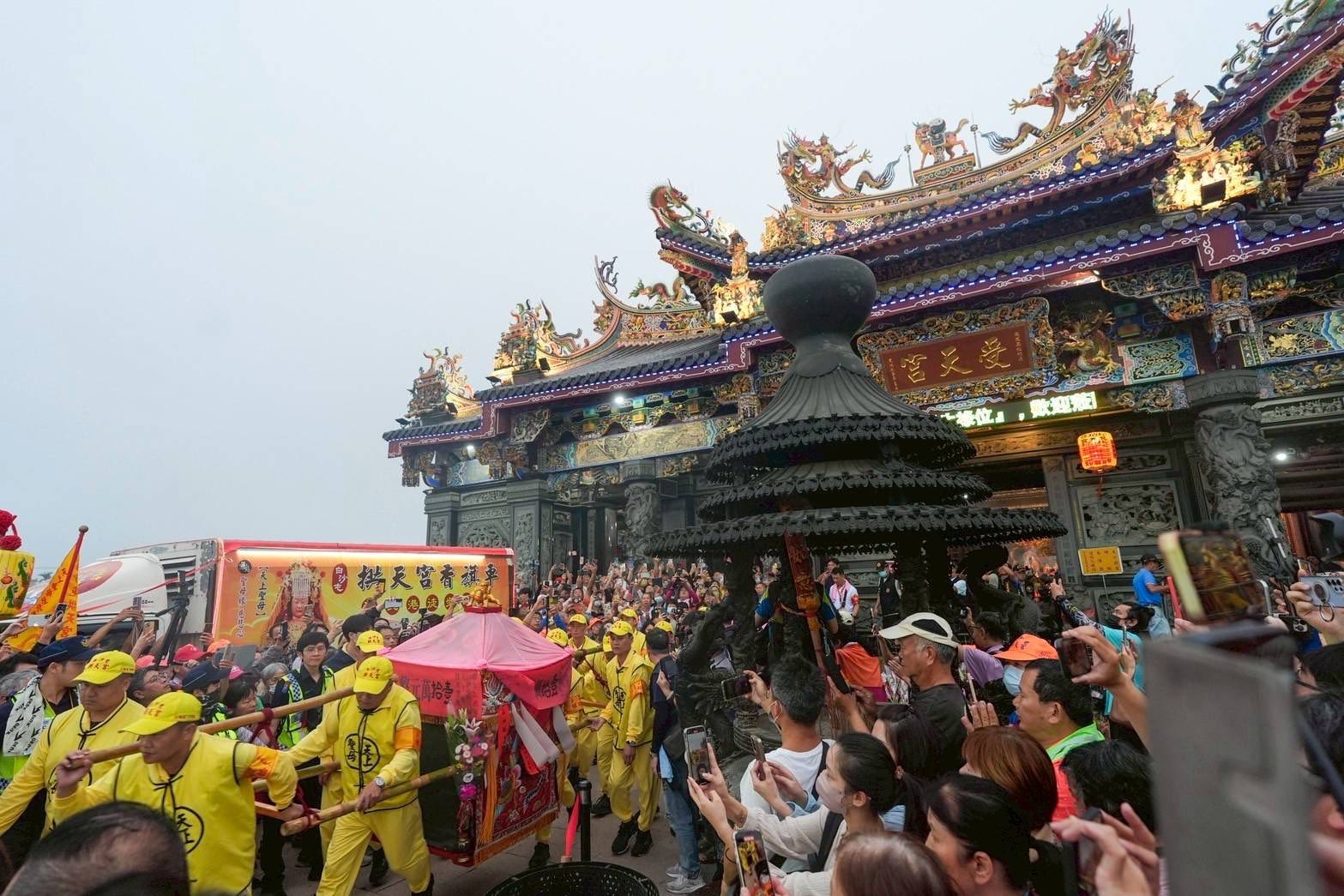 白沙屯媽祖200年來首度踏足南投，夜晚駐駕受天宮。（翻攝自許淑華粉絲專頁）