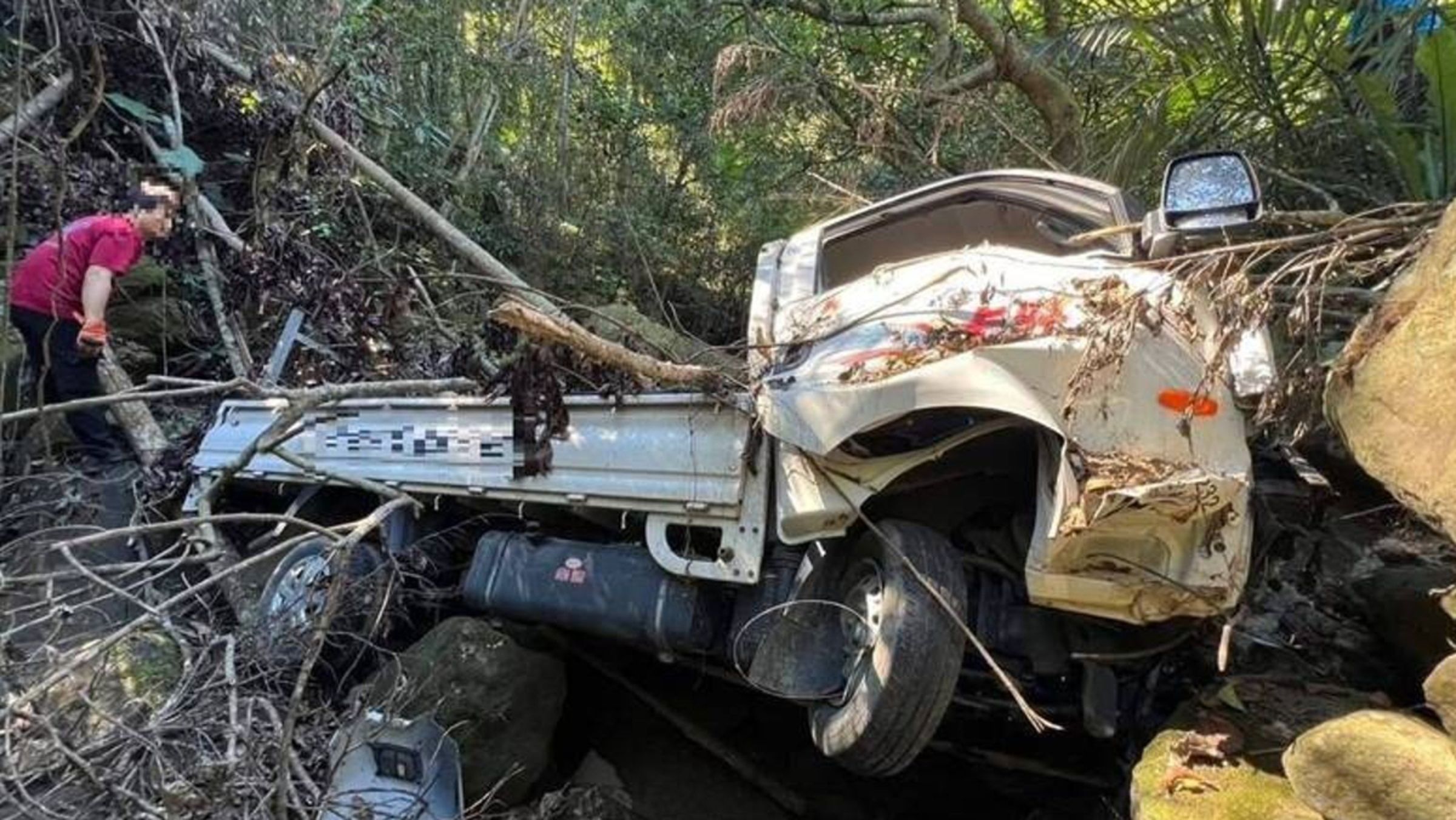 南投草屯山茶巷溪谷驚現墜谷貨車及乾屍,警方正進行鑑識比對。(翻攝畫面)
