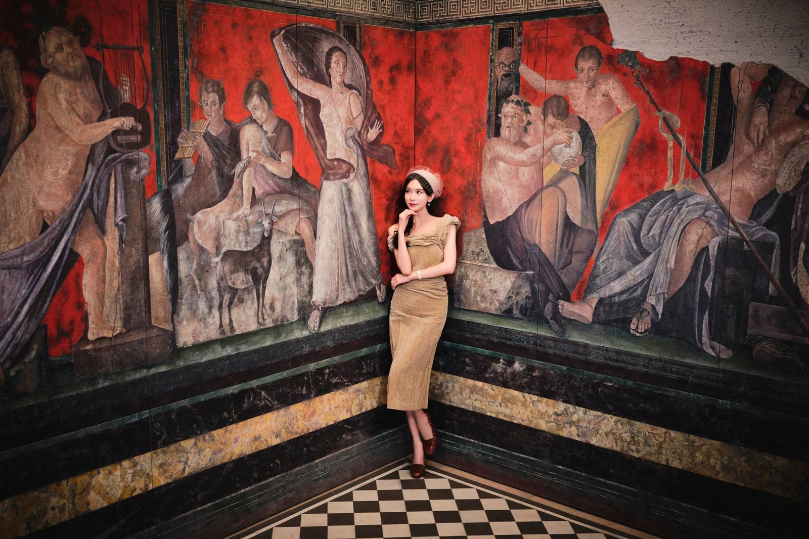 林志玲站在壁畫前擺拍，優雅迷人。（翻攝林志玲臉書）