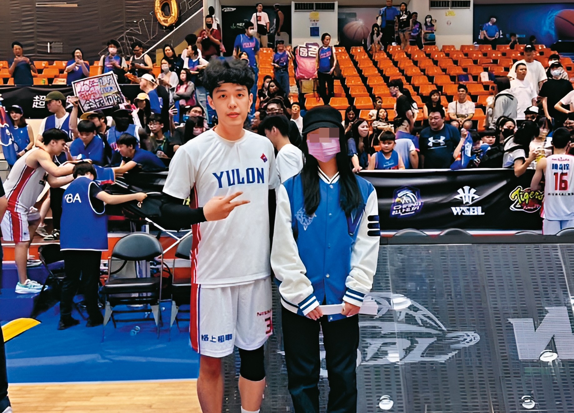 裕隆擊敗台銀的總冠軍賽當天，裕隆小公主（右）親自到場看球，與吳季穎（左）在場邊合照。（讀者提供）