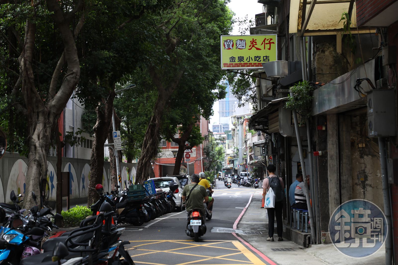 隱身在迪化街附近的「賣麵炎仔」，無論平假日，店前永遠有排隊人龍。