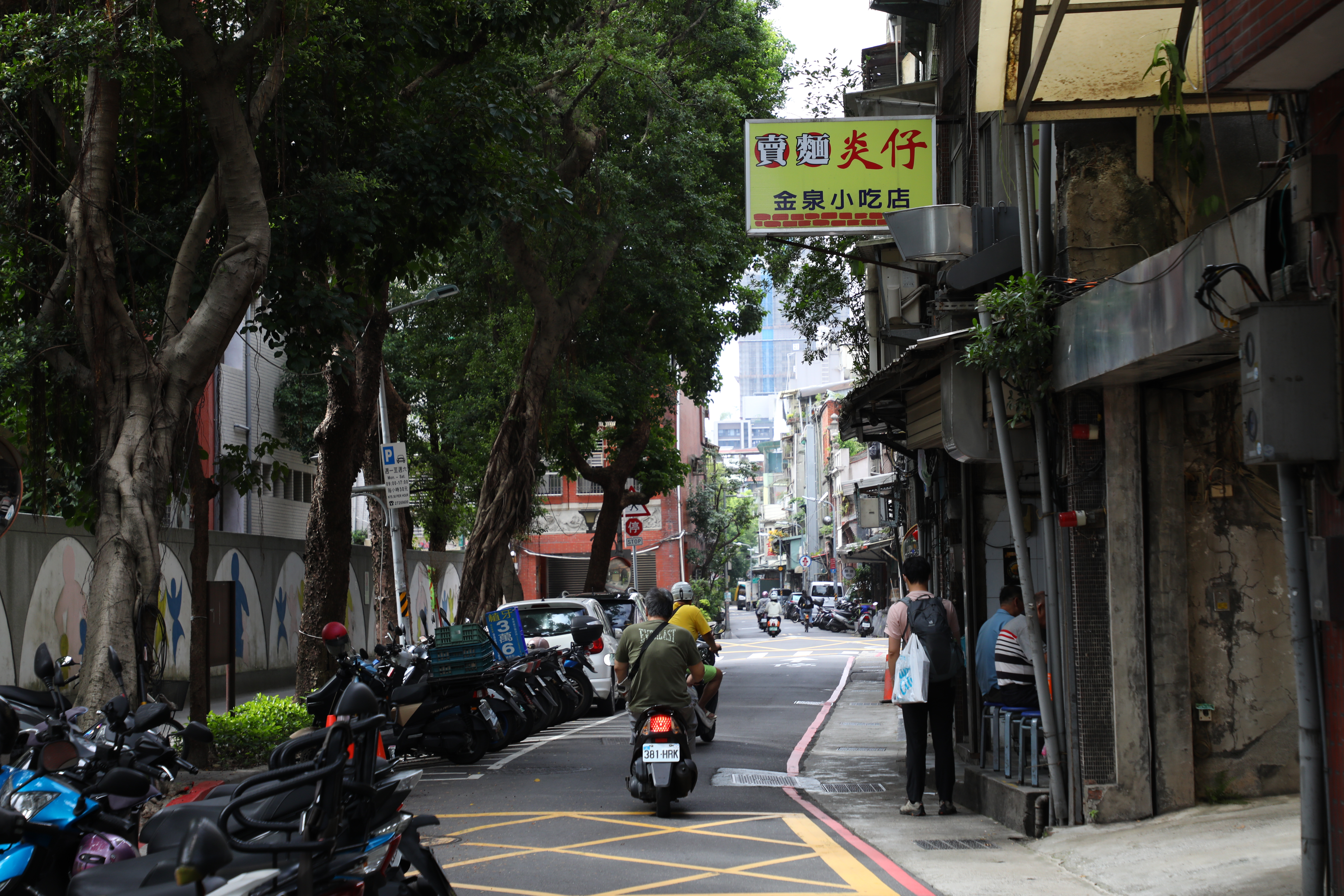 隱身在迪化街附近的「賣麵炎仔」，無論平假日，店前永遠有排隊人龍。